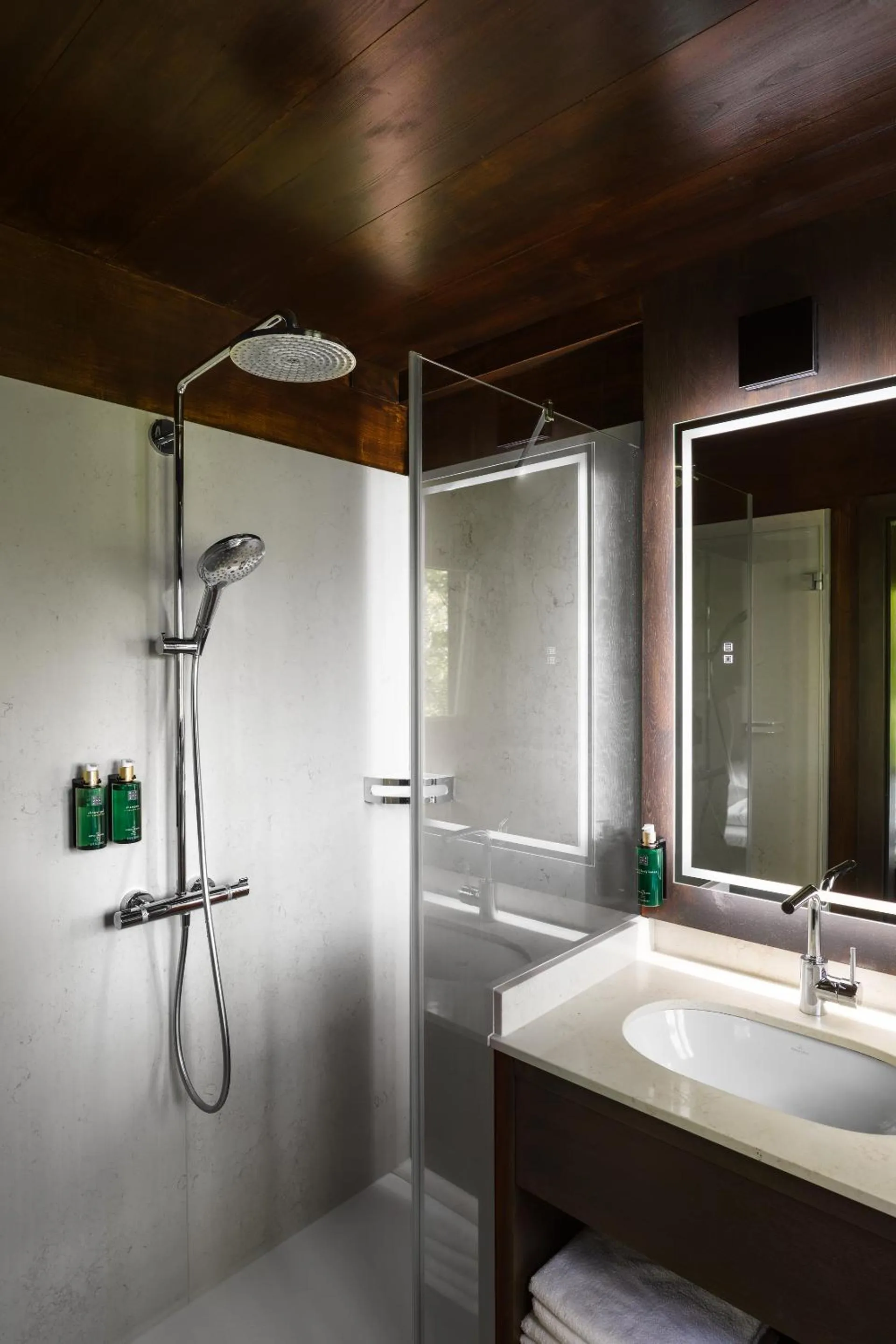 Shower in edelførst Baumhäuser