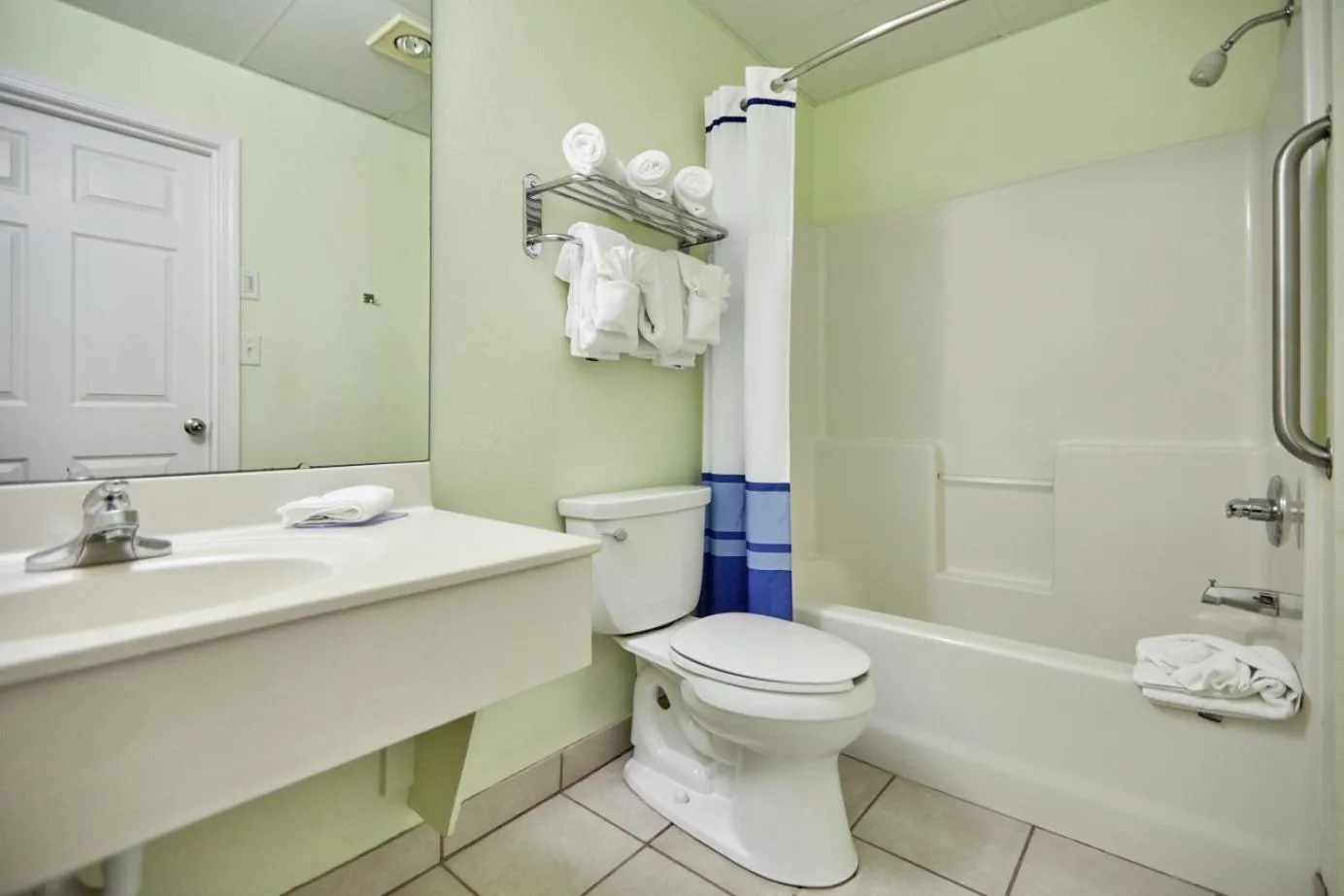 Shower in Palmetto Beachfront Hotel, a By The Sea Resort