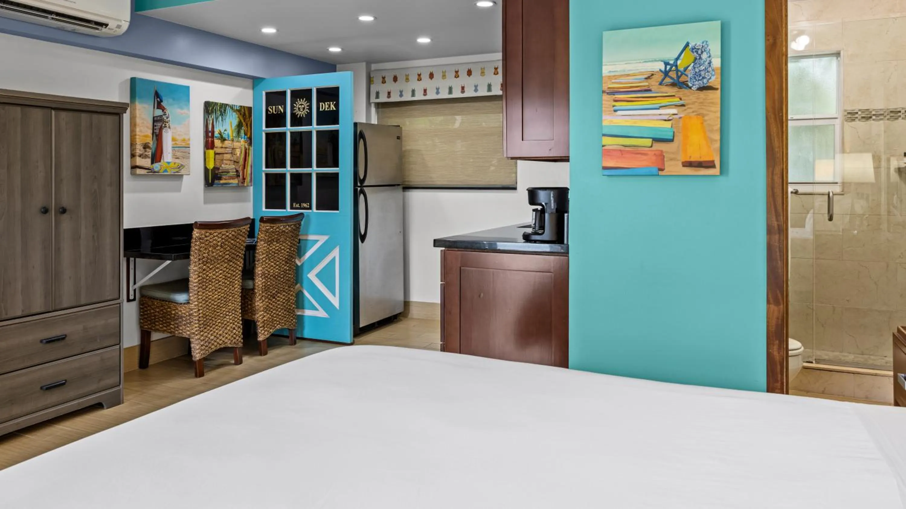 Kitchen or kitchenette, Bed in Sun Dek Beach House