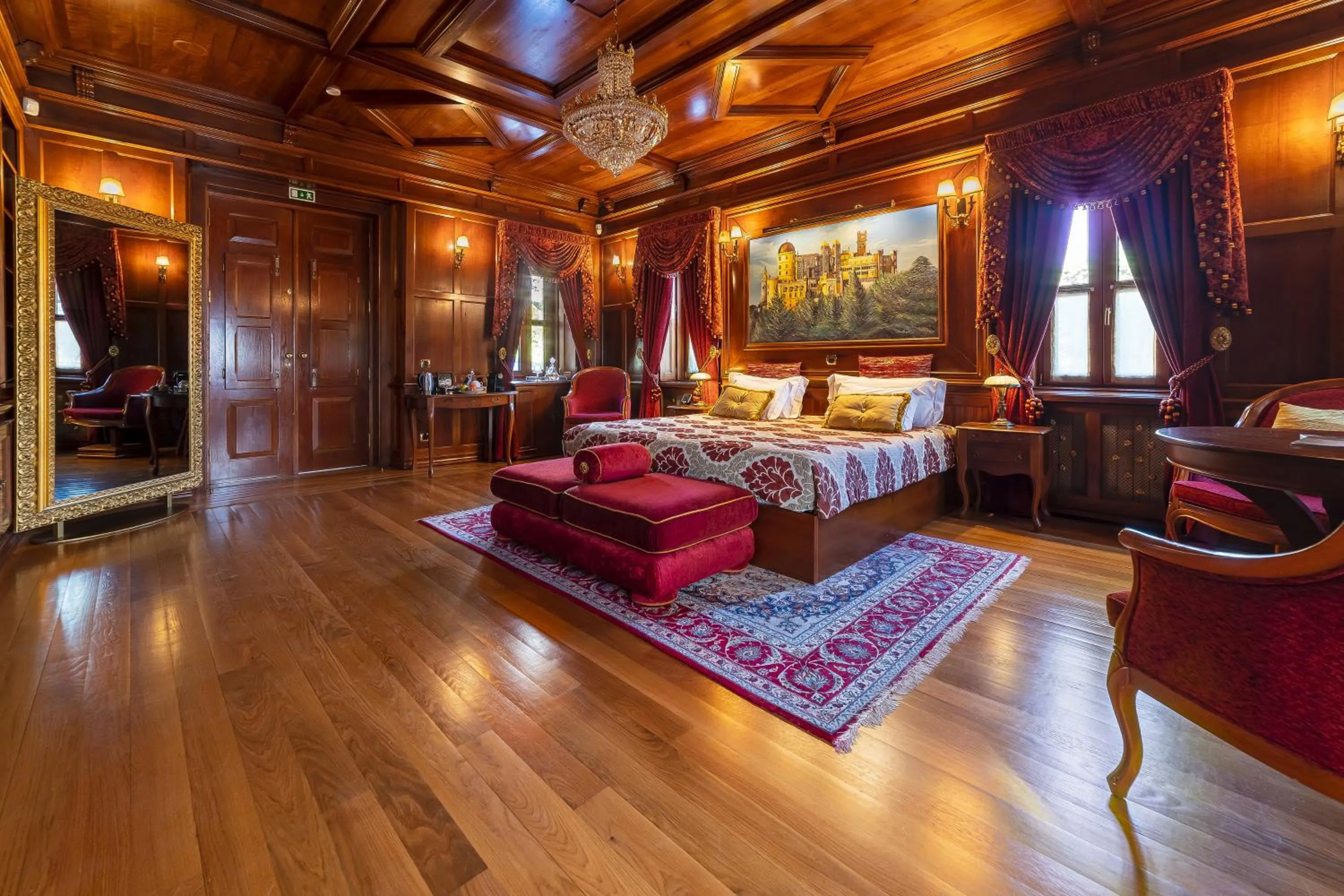 Photo of the whole room, Bed in Sintra Marmoris Palace