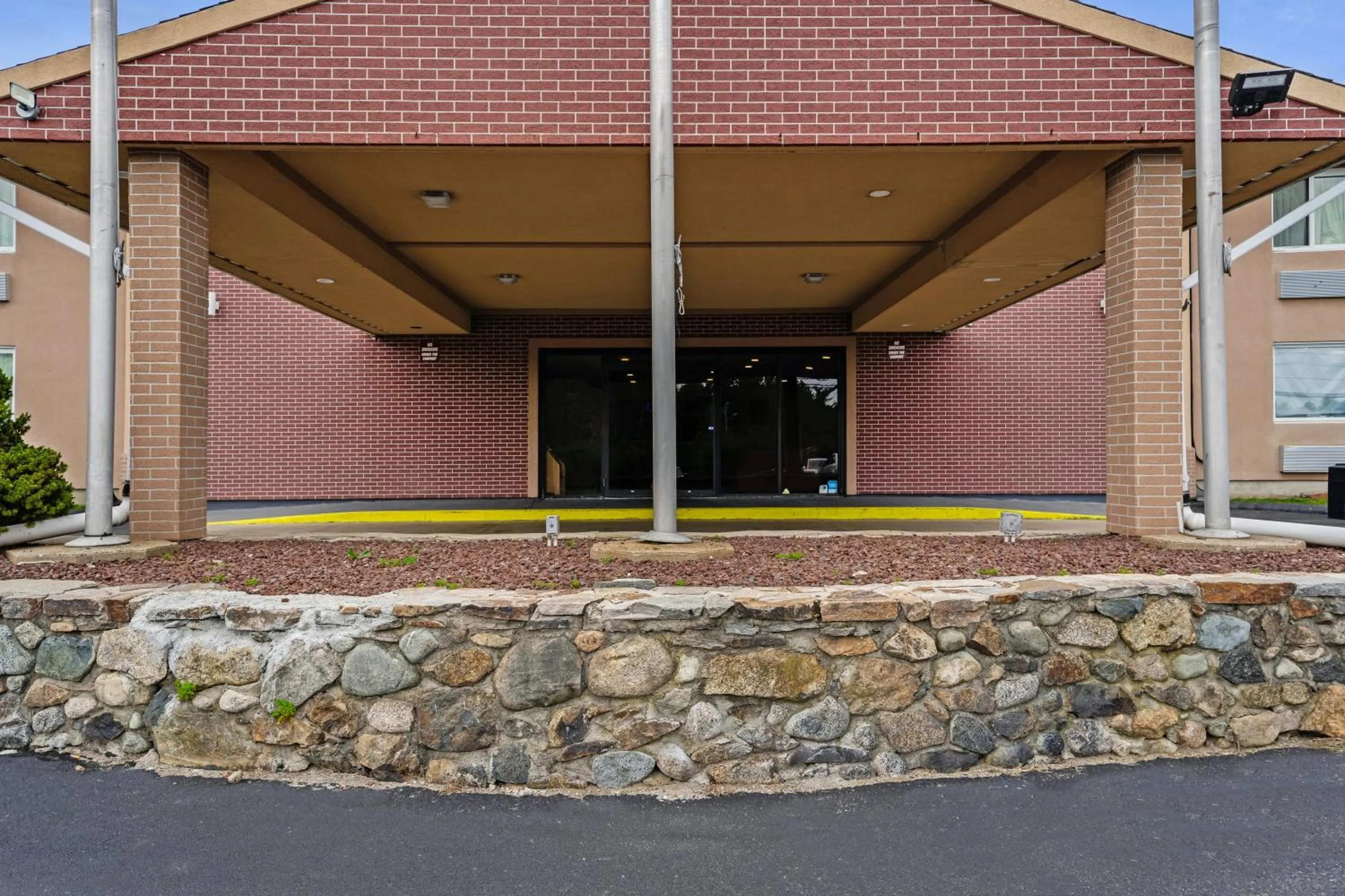 Facade/entrance in Americas Best Value Inn Foxboro