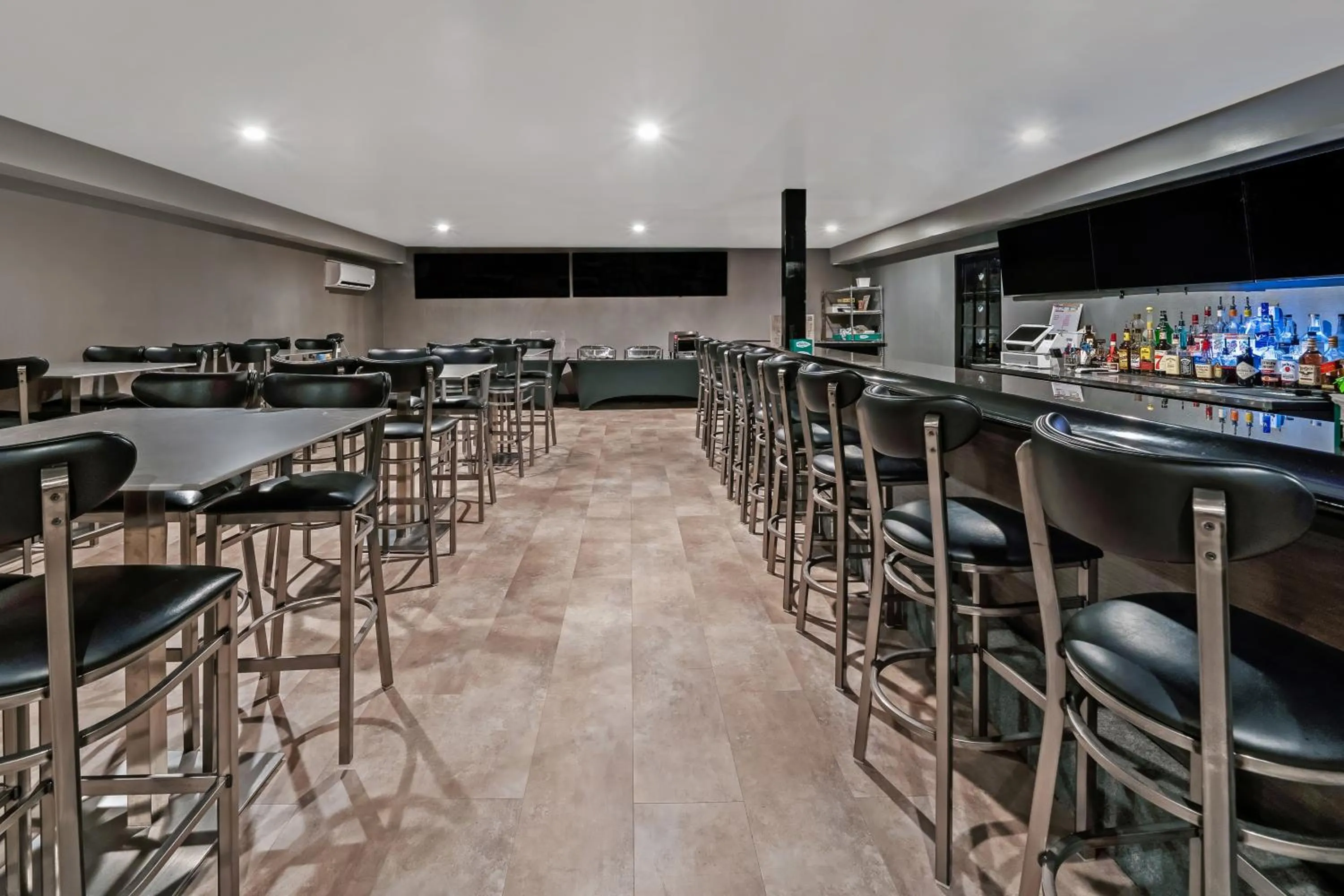 Restaurant/places to eat in Americas Best Value Inn Foxboro