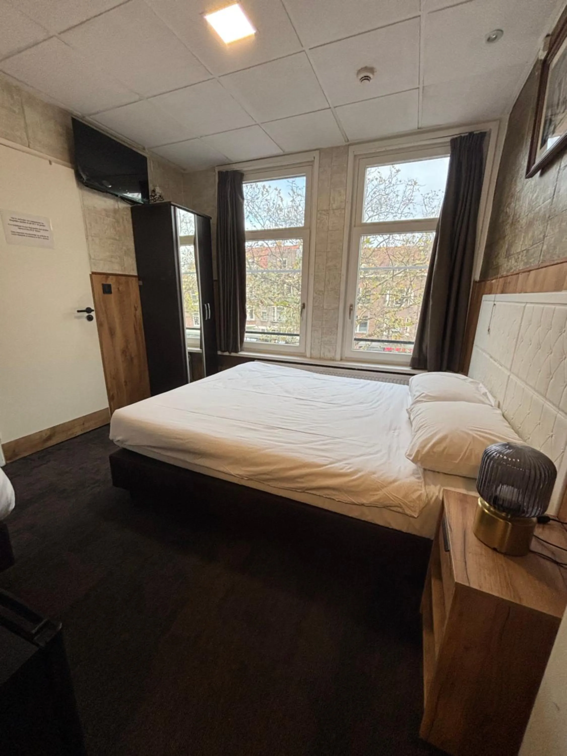 Photo of the whole room, Bed in Flex-Inn