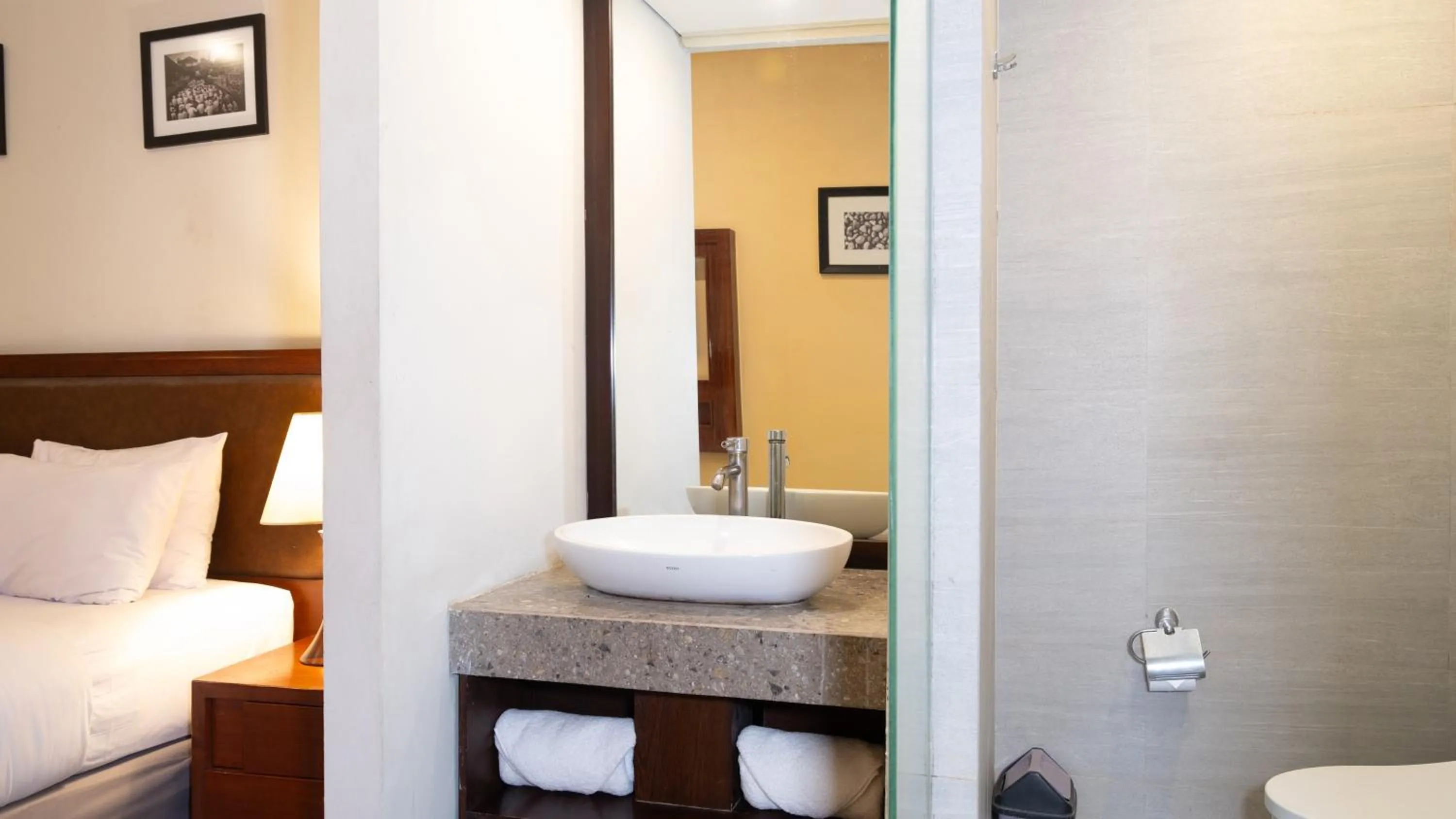 Toilet in Kutabex Beachfront Hotel