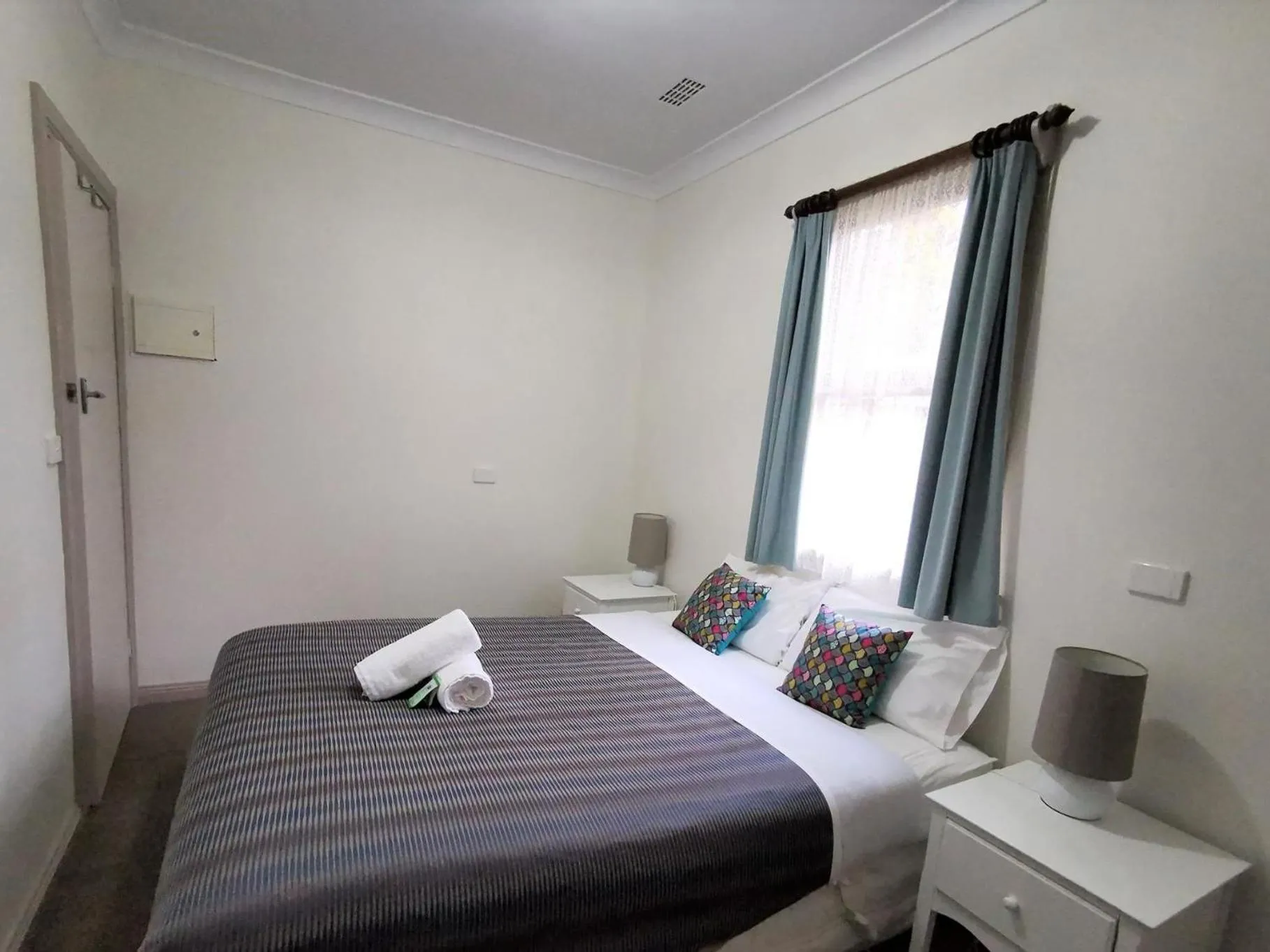 Bedroom, Bed in Elm Lodge Bright