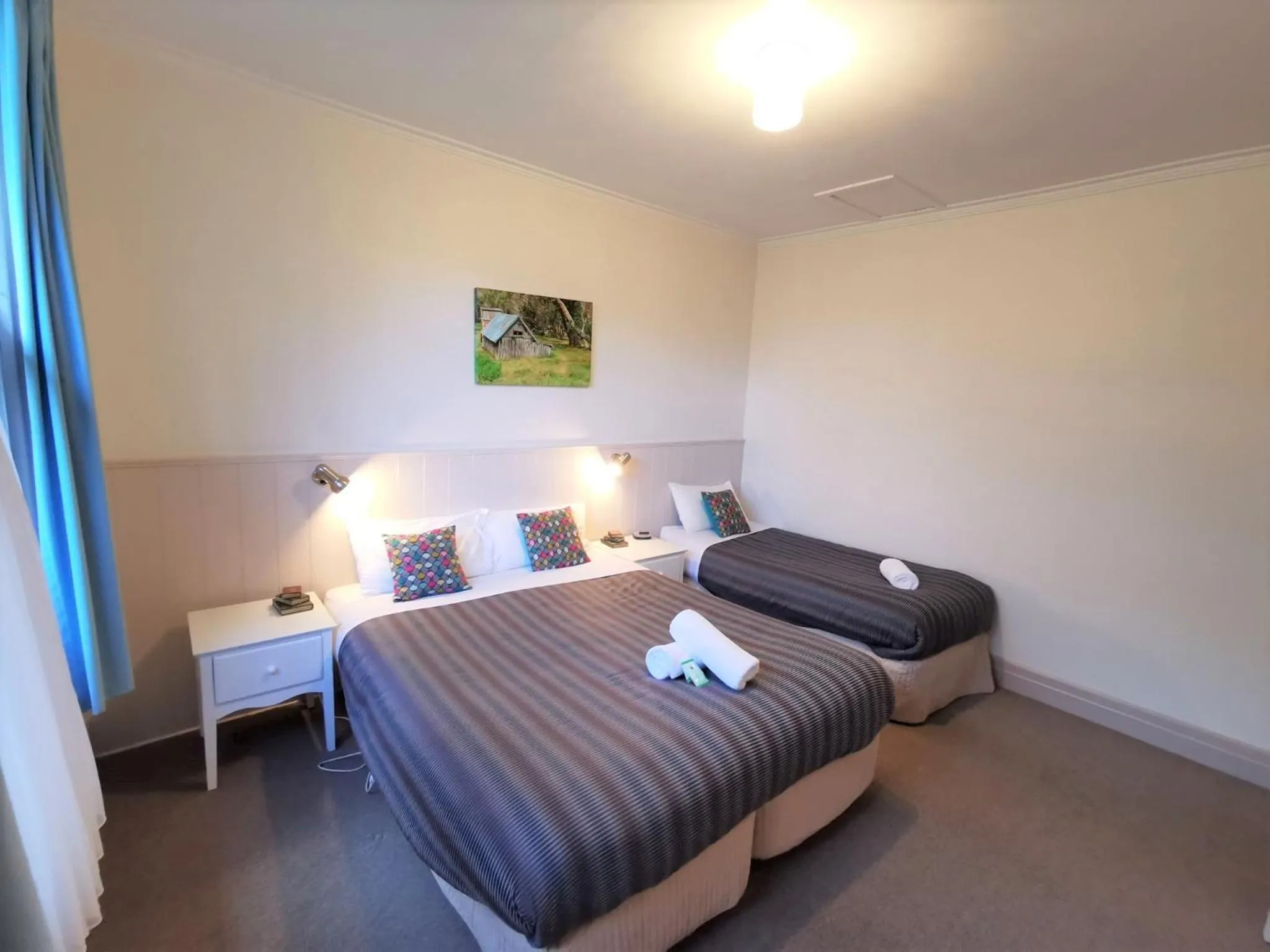 Bed in Elm Lodge Bright