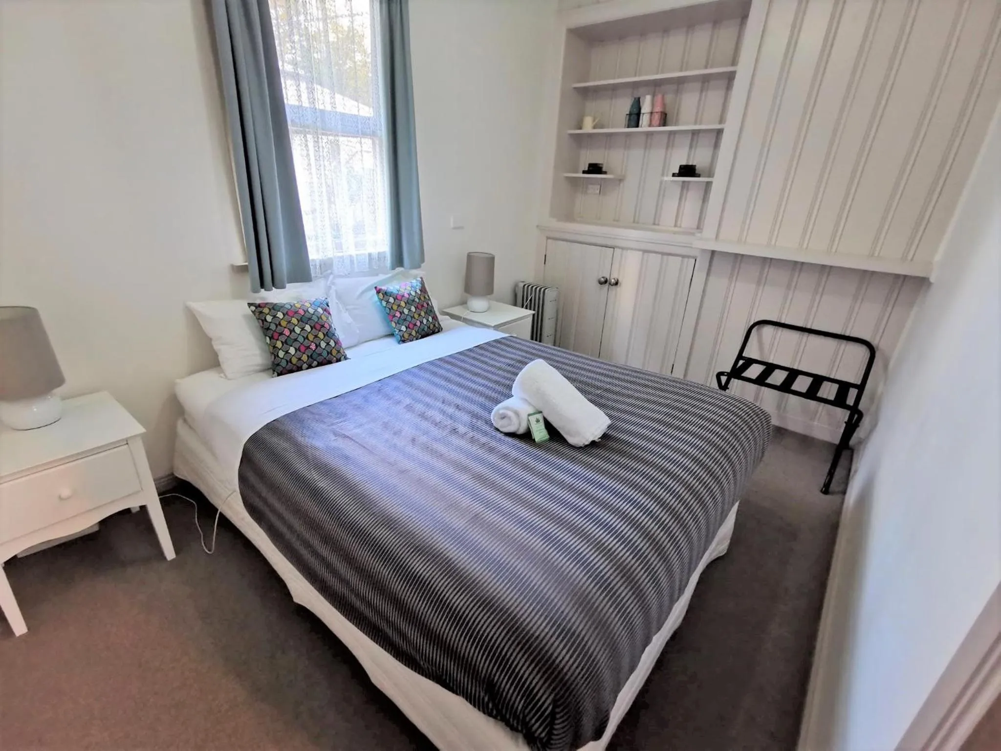 Bedroom, Bed in Elm Lodge Bright