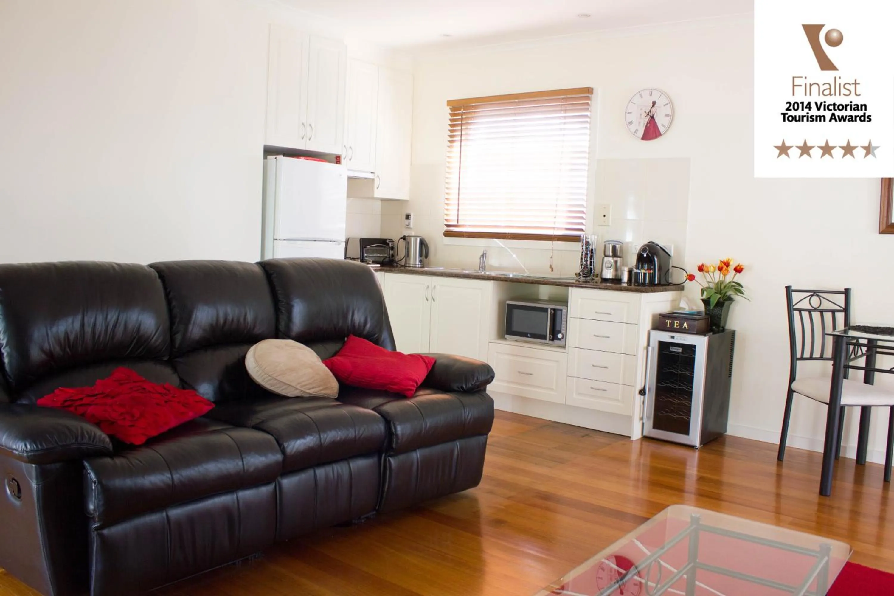 Kitchen or kitchenette in Lakeside Cottage Luxury B&B