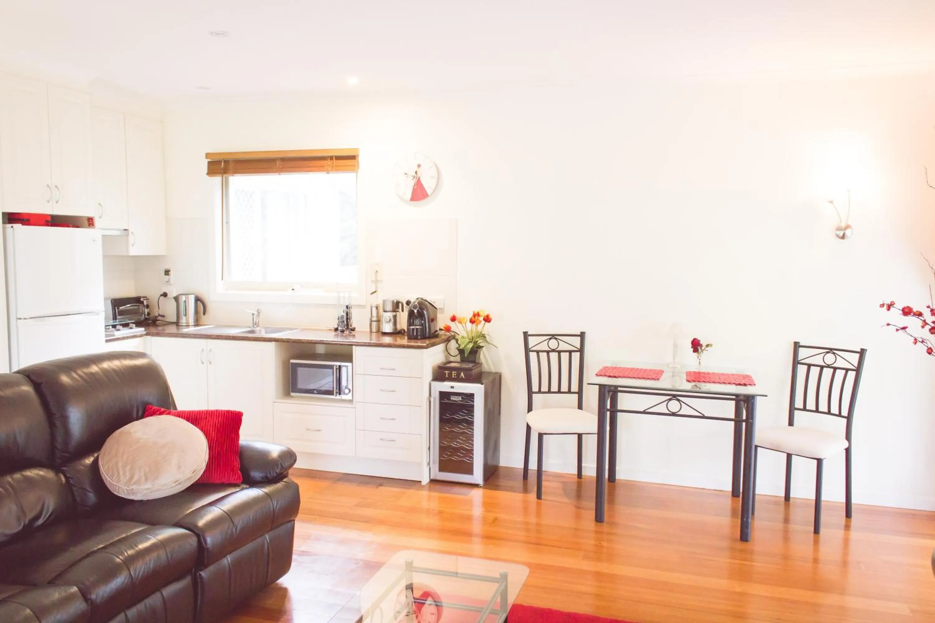 Kitchen or kitchenette in Lakeside Cottage Luxury B&B