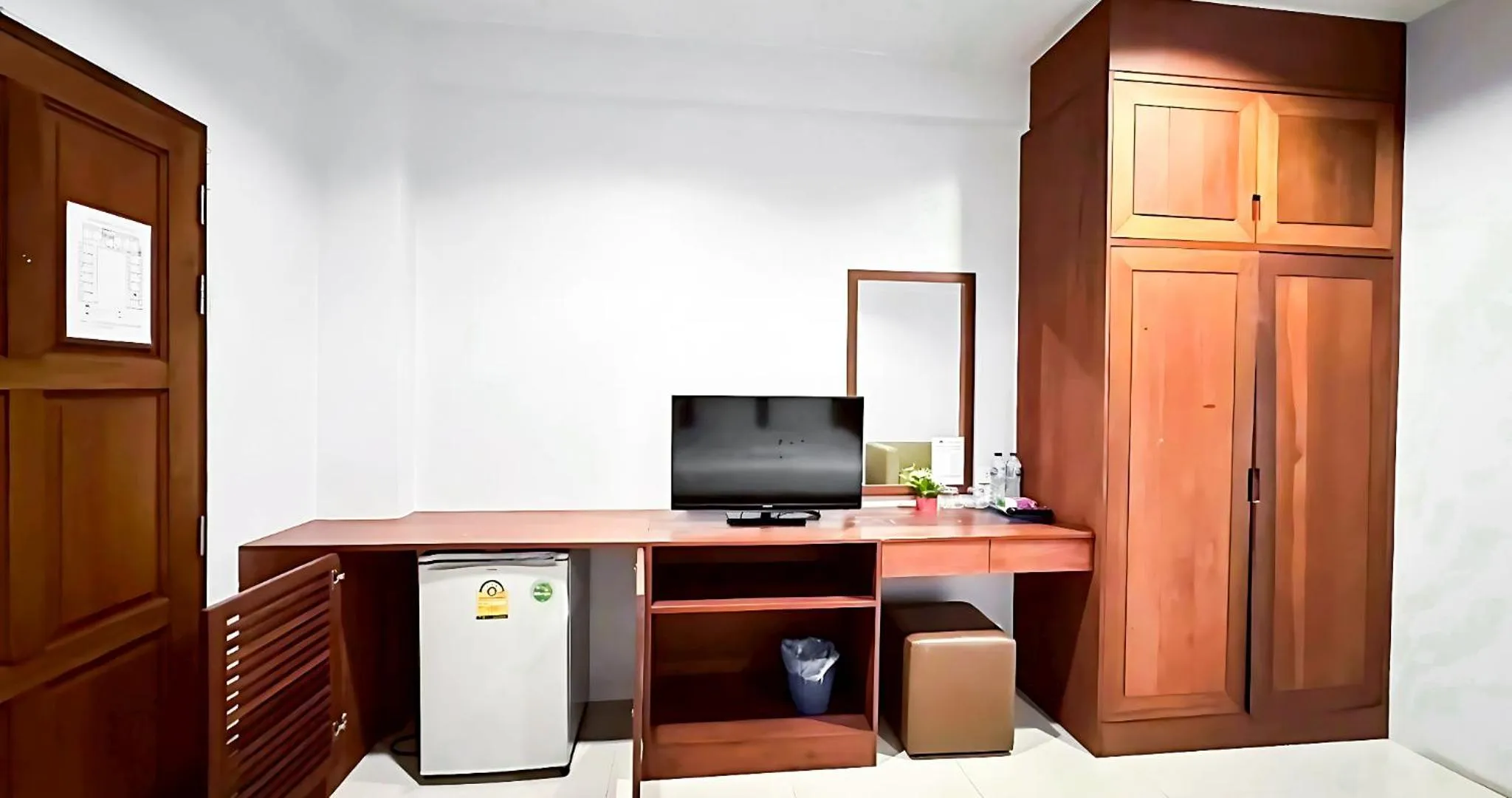 Communal lounge/ TV room in Perfect Place Hotel