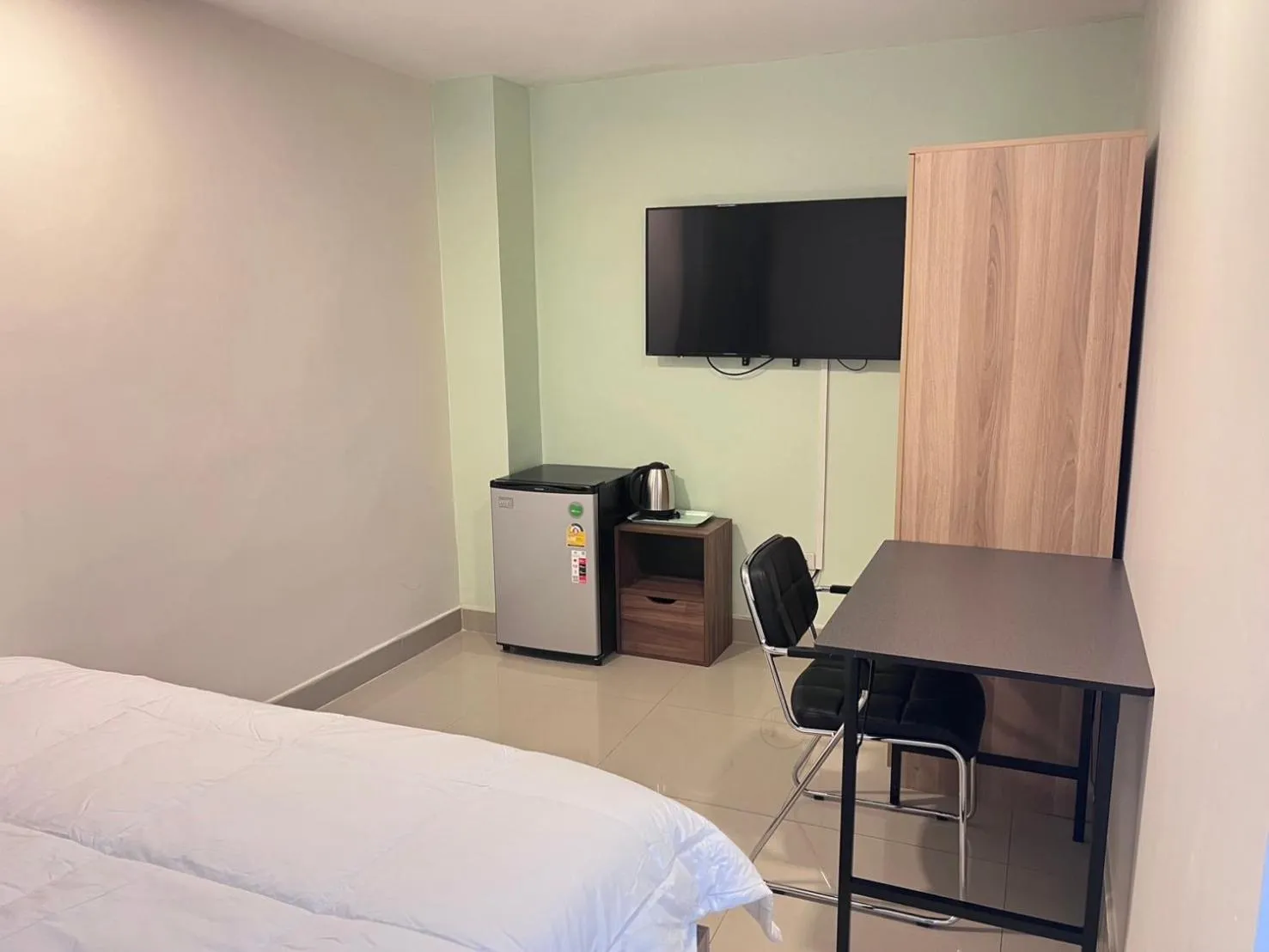 Communal lounge/ TV room, Bed in The Freelancer Hotel