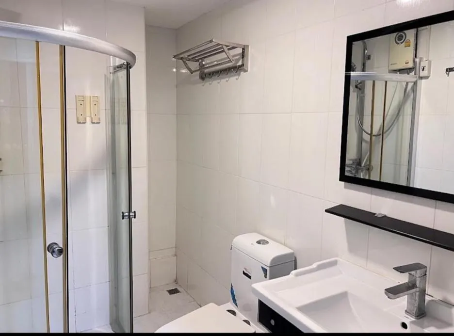 Shower in The Freelancer Hotel