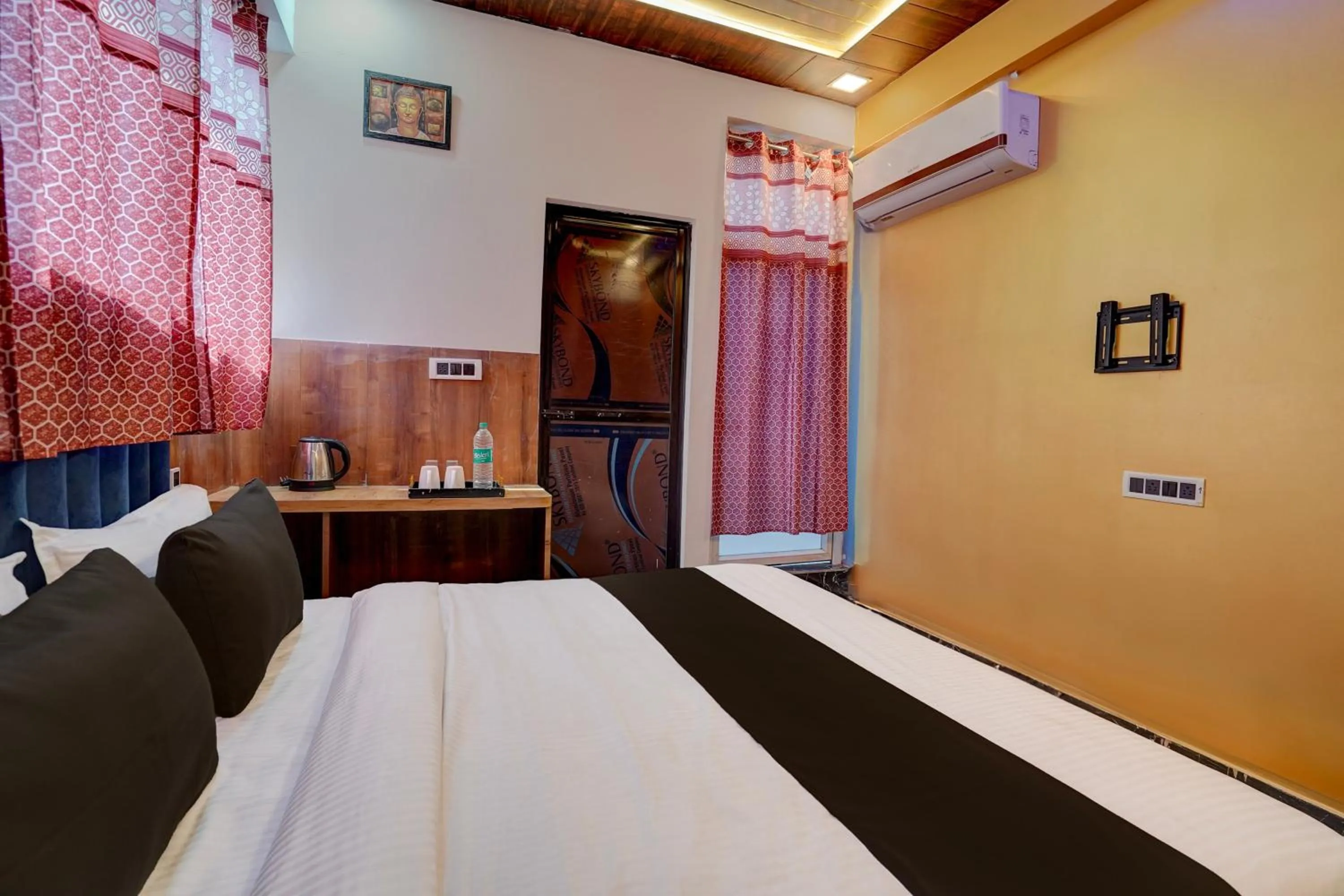Facade/entrance, Bed in Hotel O Swastik Inn