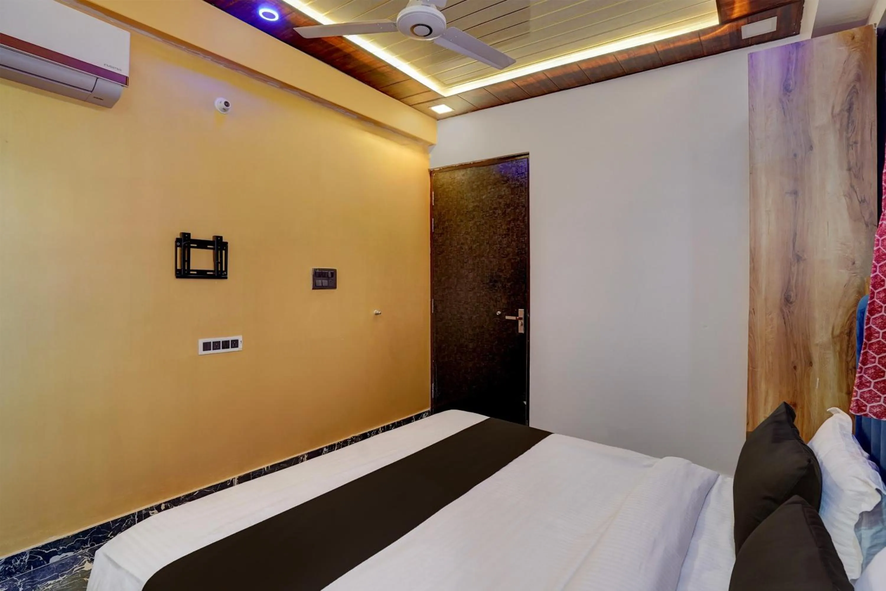 Bedroom, Bed in Hotel O Swastik Inn