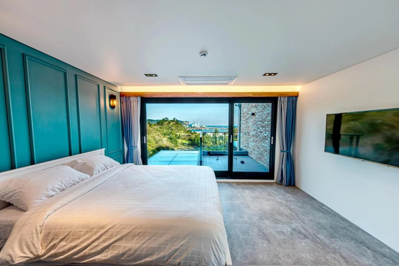 Bed in Ocean Brick Poolvilla