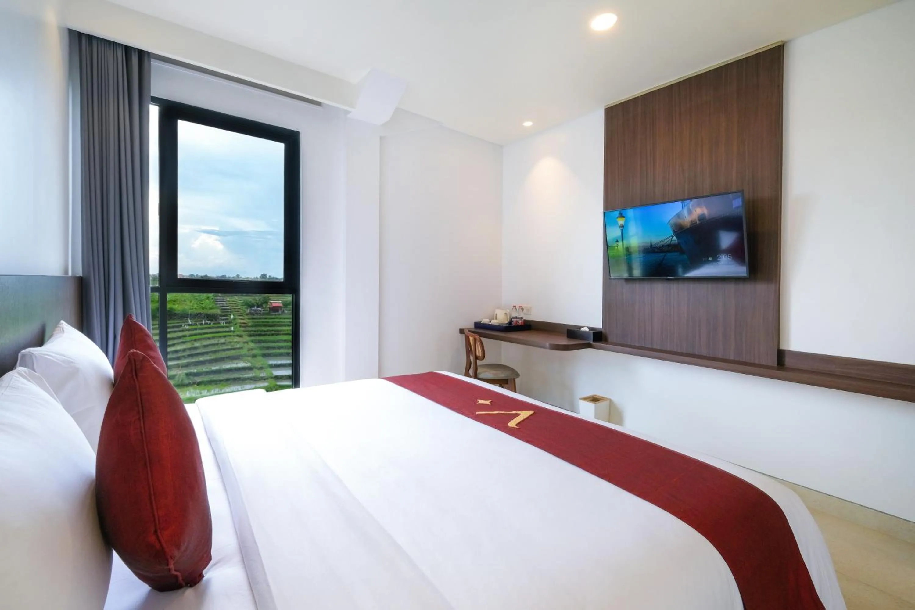 TV and multimedia, Bed in ValStar Hotel Canggu