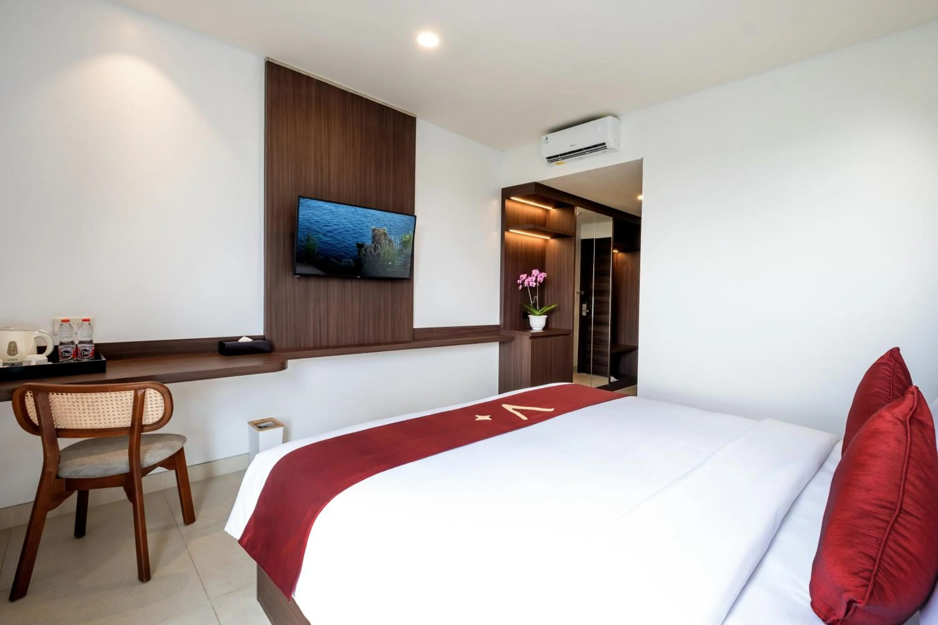 TV and multimedia, Bed in ValStar Hotel Canggu
