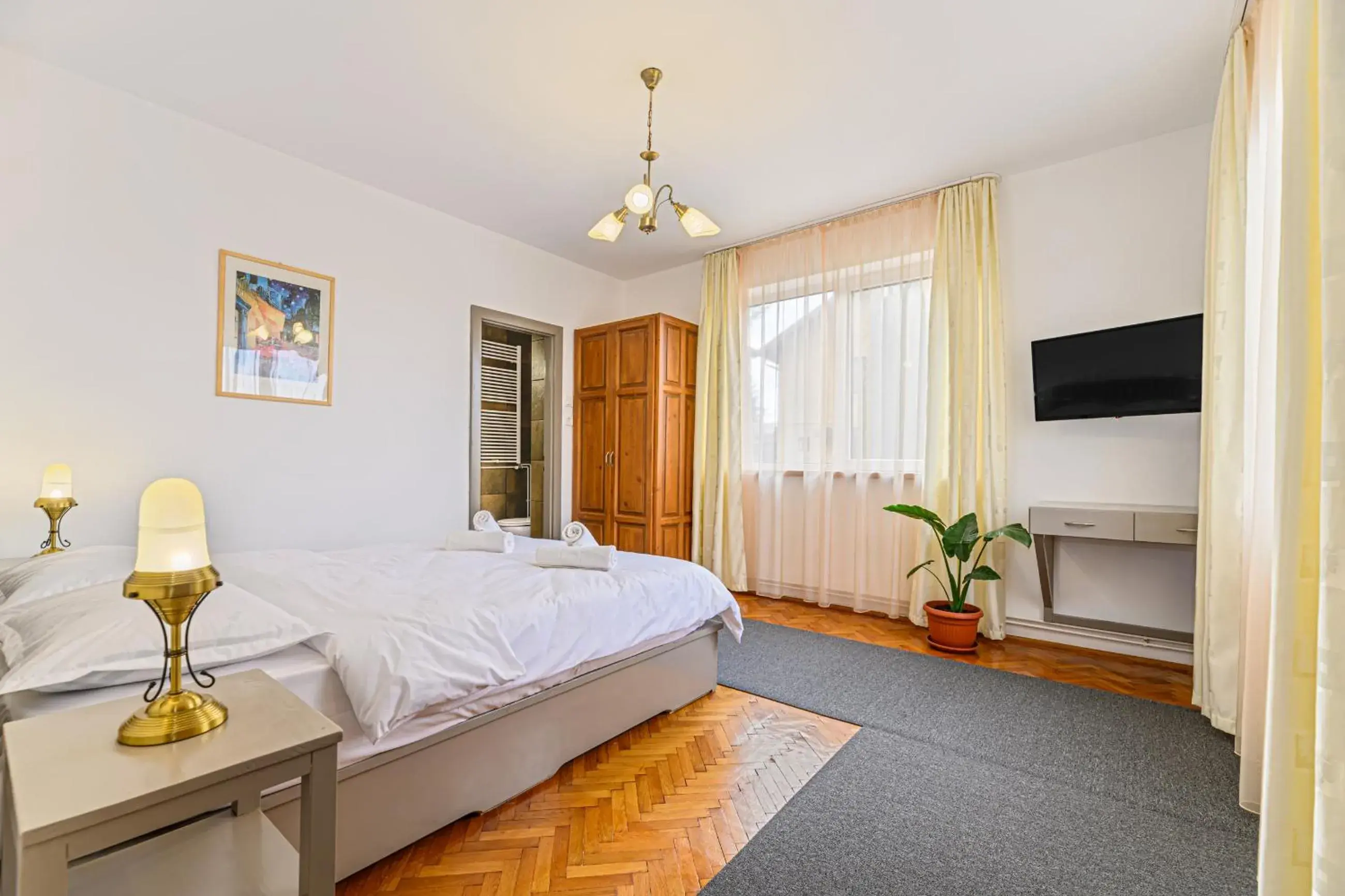 Superior Double Room in Pensiunea Casa Bono - Cazare Brasov Superior Double Room in Pensiunea Casa Bono - Cazare Brasov