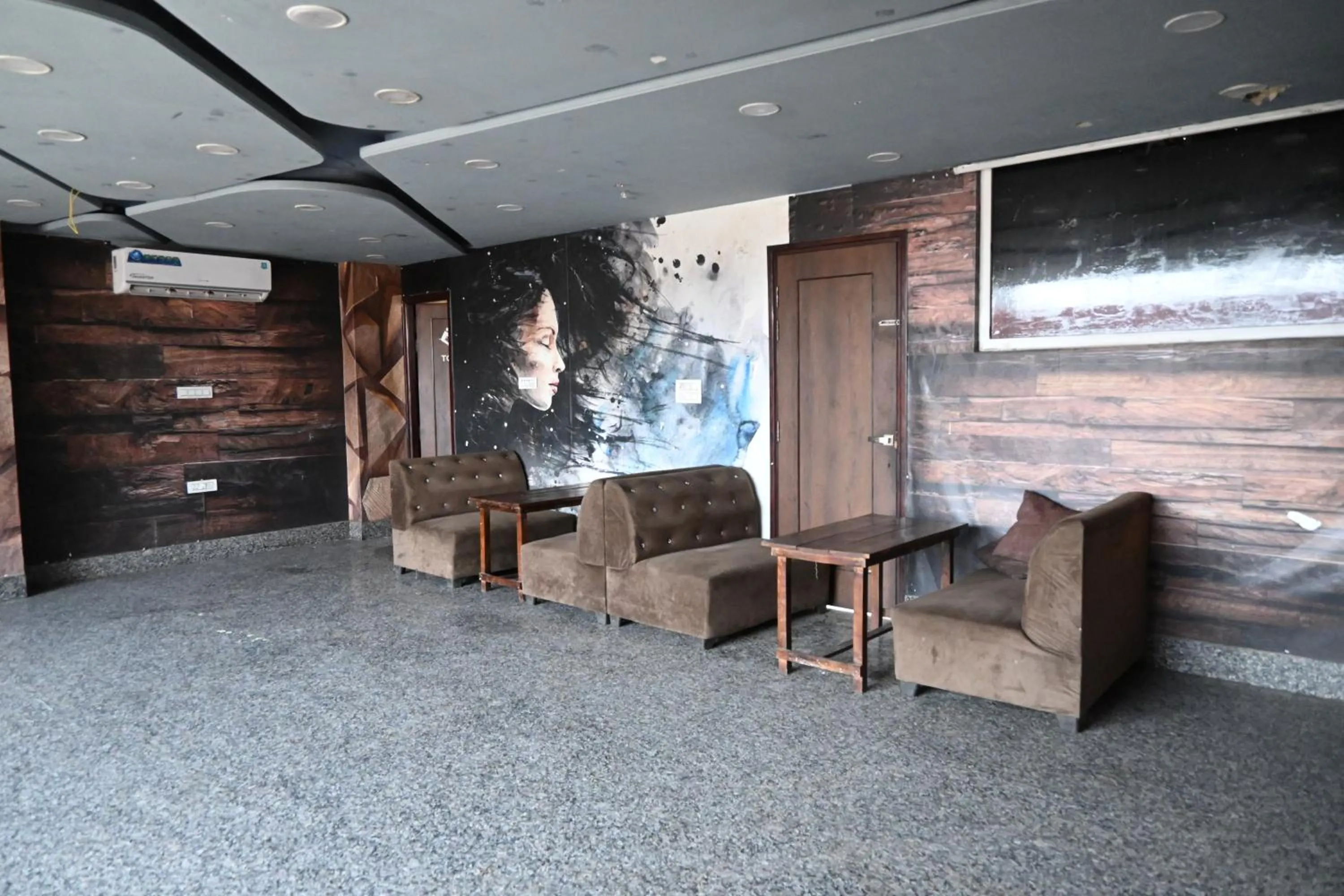 Restaurant/places to eat in Hotel Keptown Lite