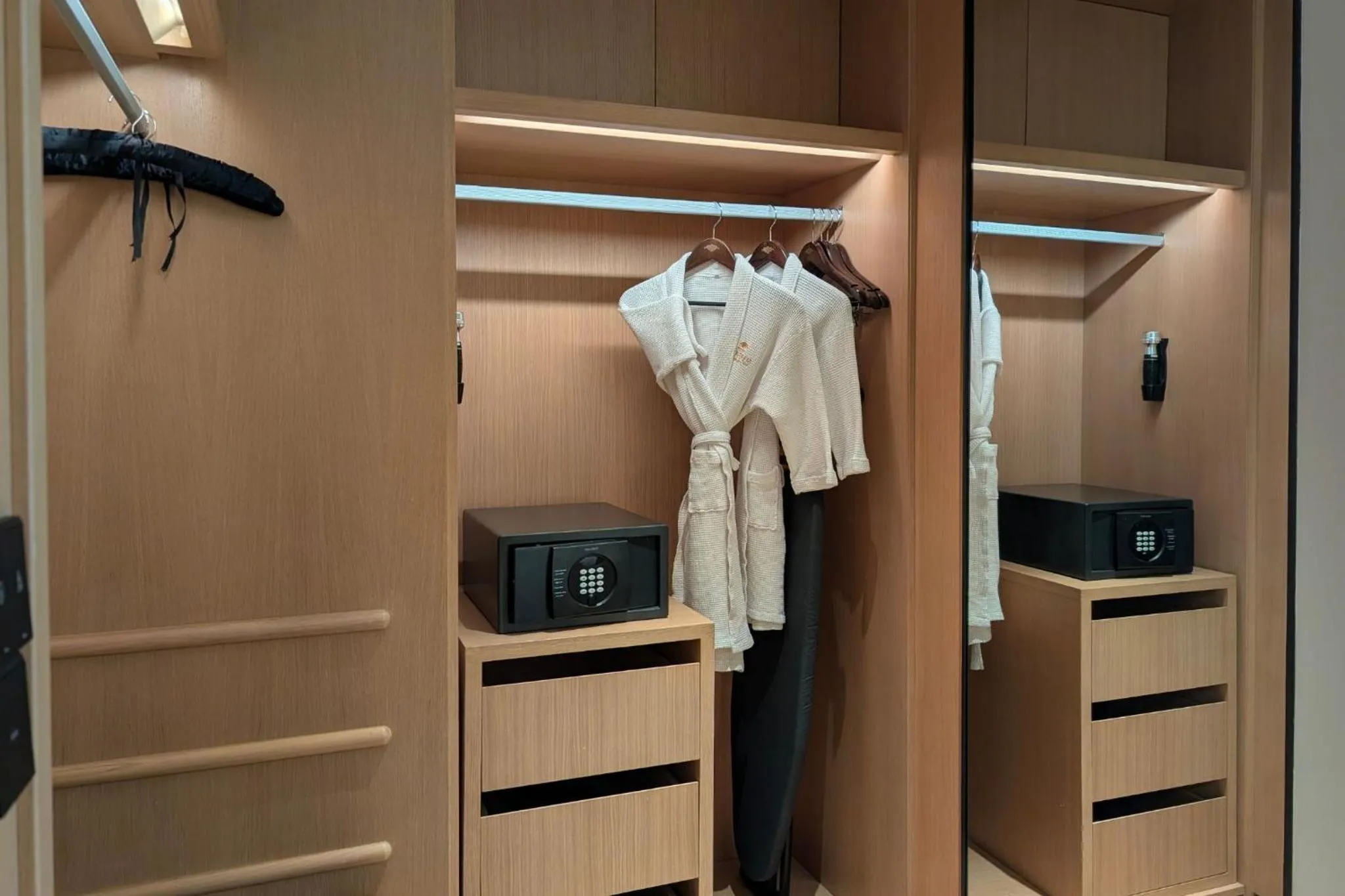 wardrobe in Hotel Tentrem Jakarta