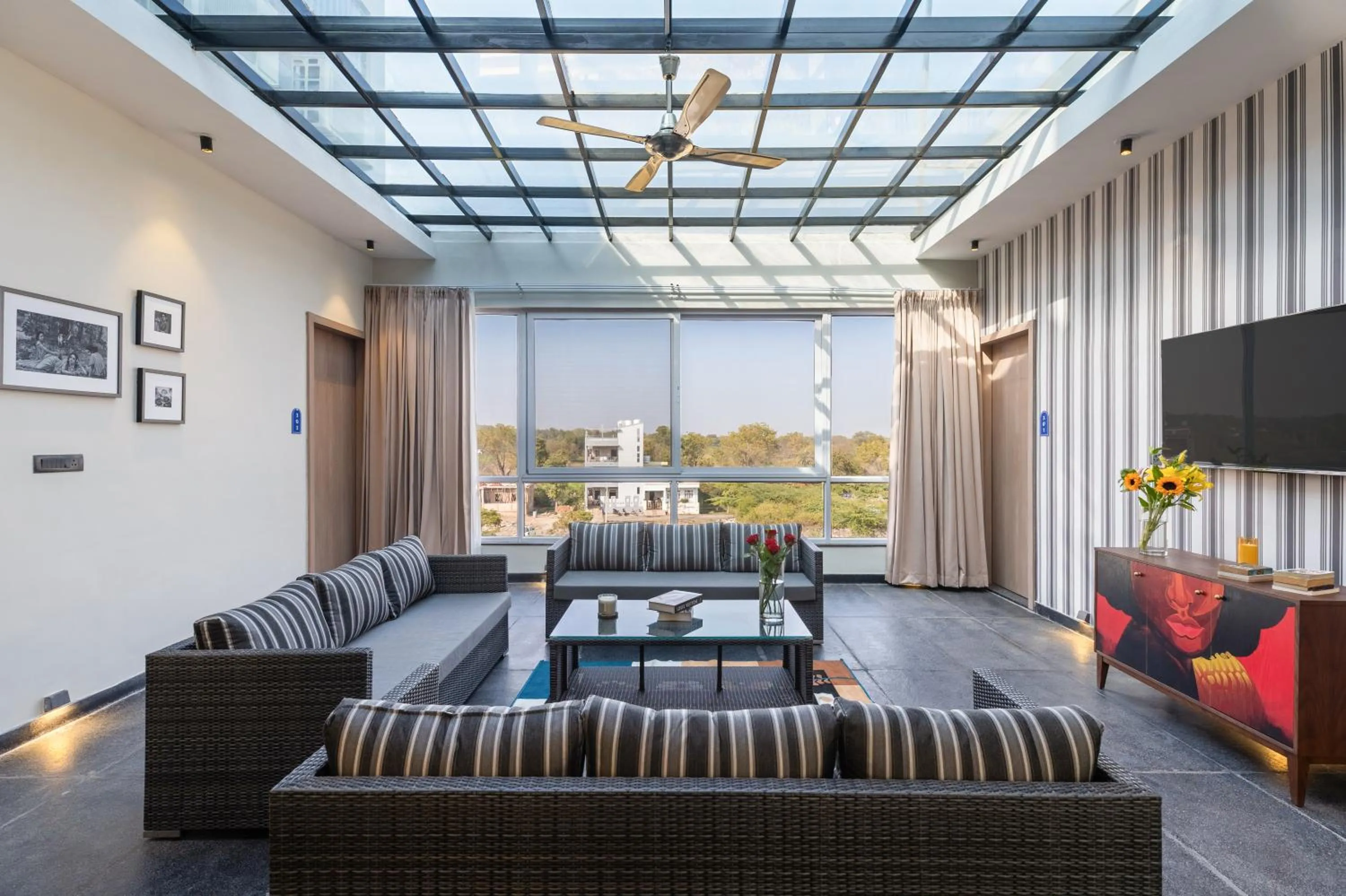 Lounge or bar in My Downtown - Hotel Blue Chip Udaipur