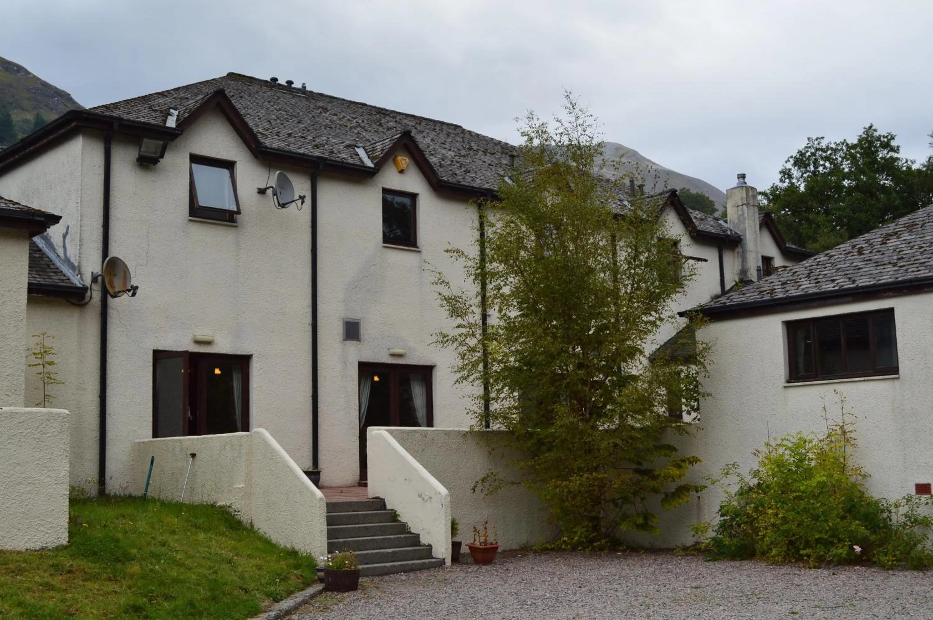 Facade/entrance in MacDonald Hotel & Cabins