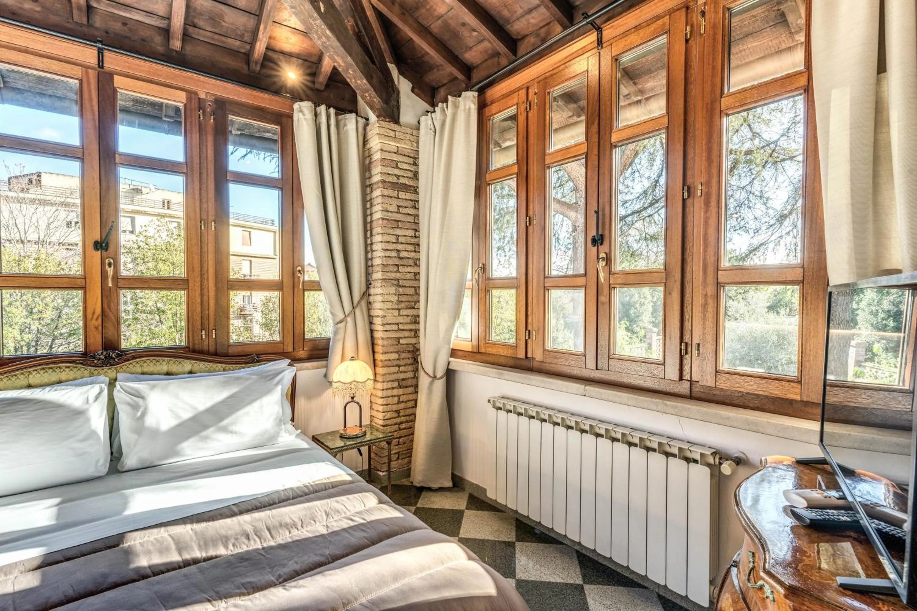 TV and multimedia, Bed in Villa Alberici