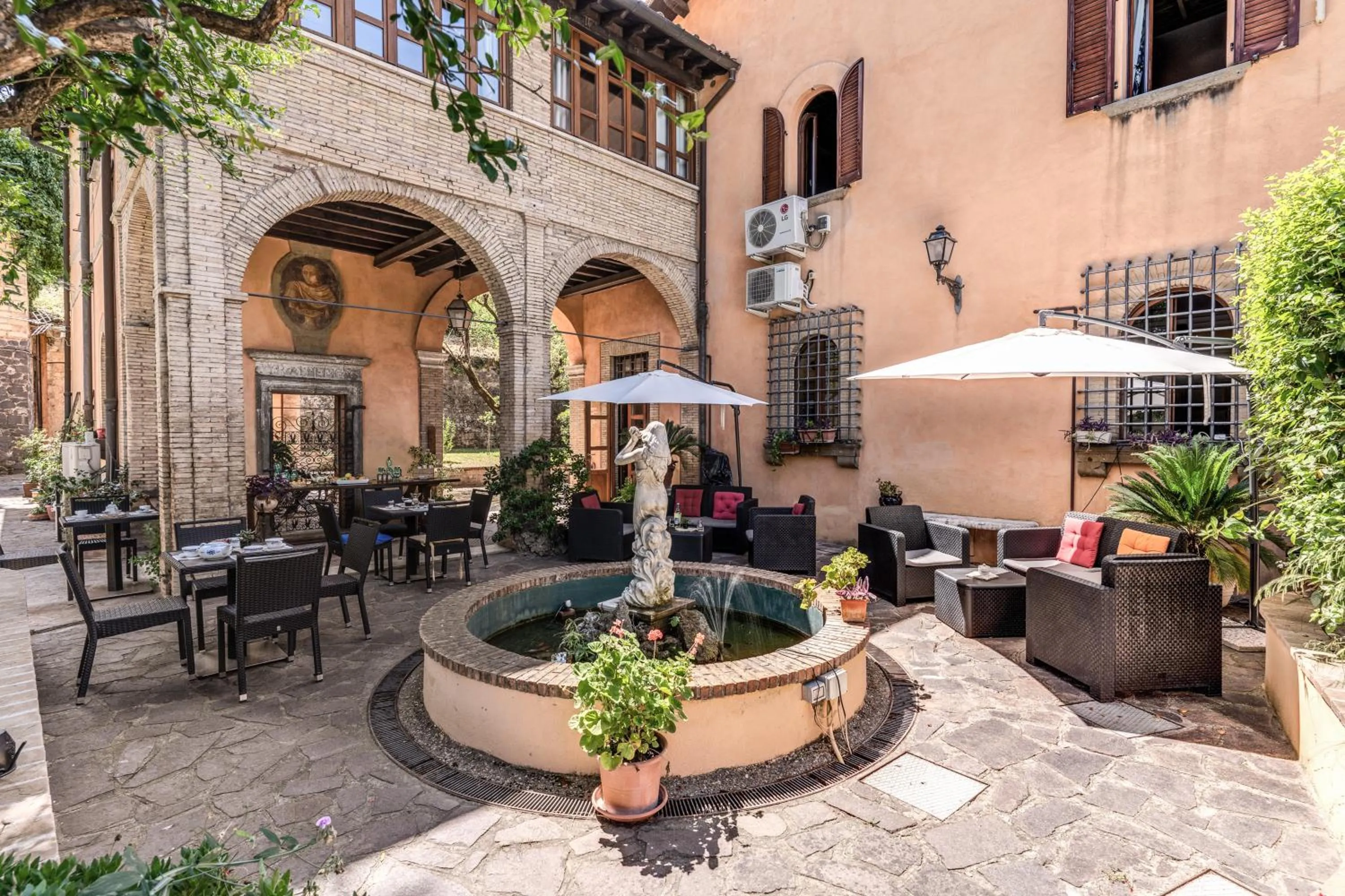 Restaurant/places to eat in Villa Alberici