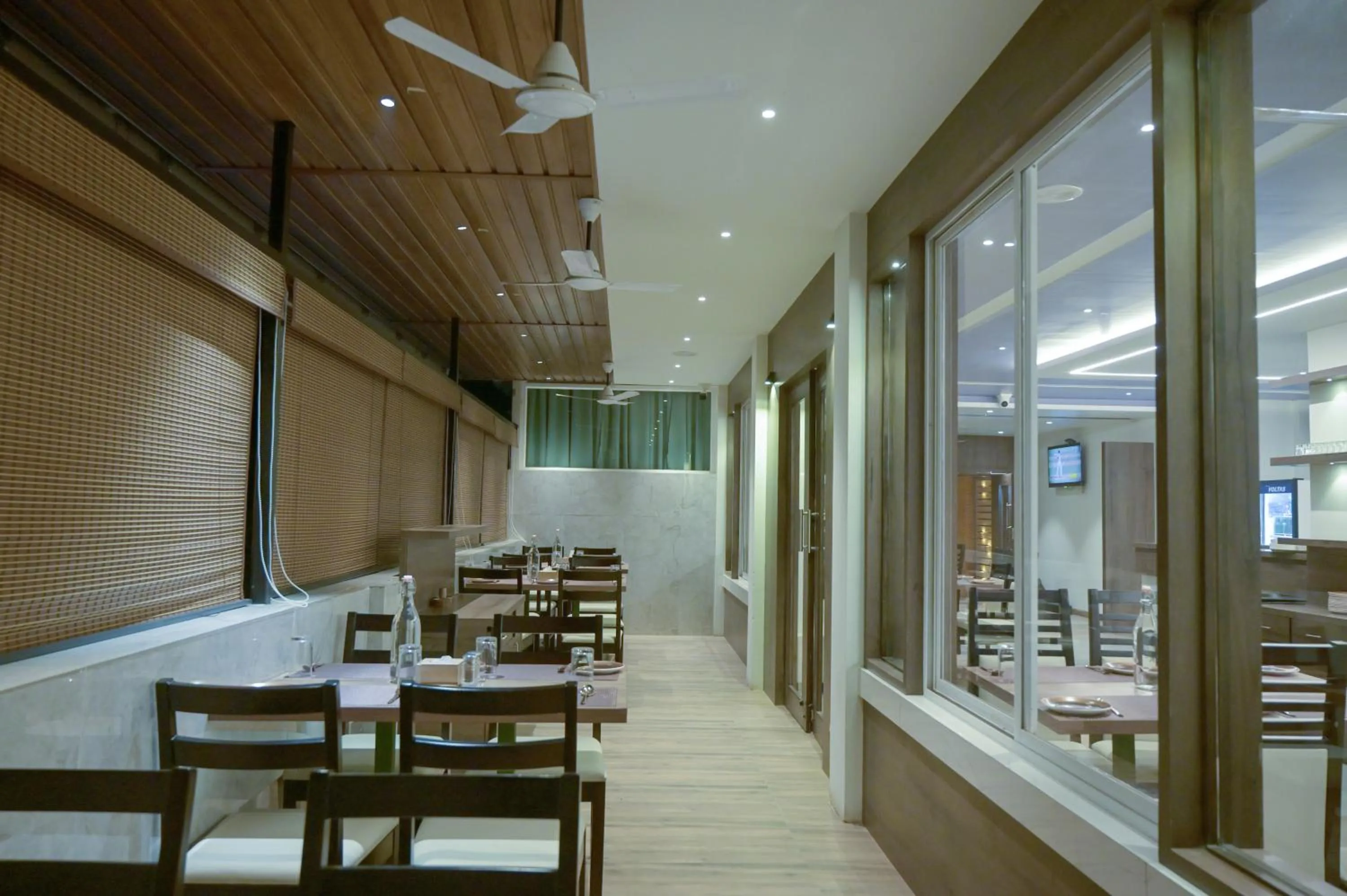 Restaurant/places to eat in Hotel Limelight