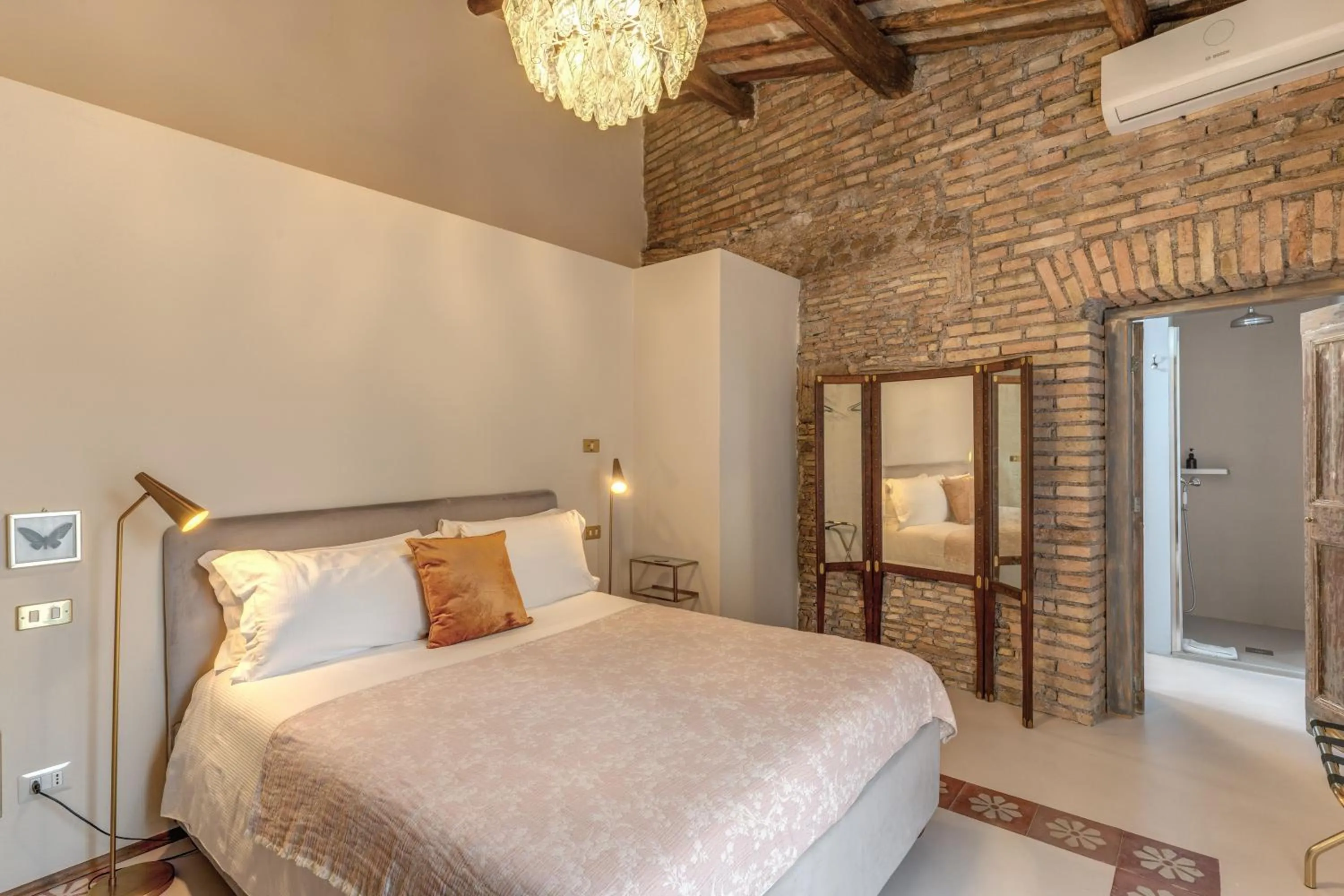 Shower, Bed in Residenza Brama - Art ApartHotel