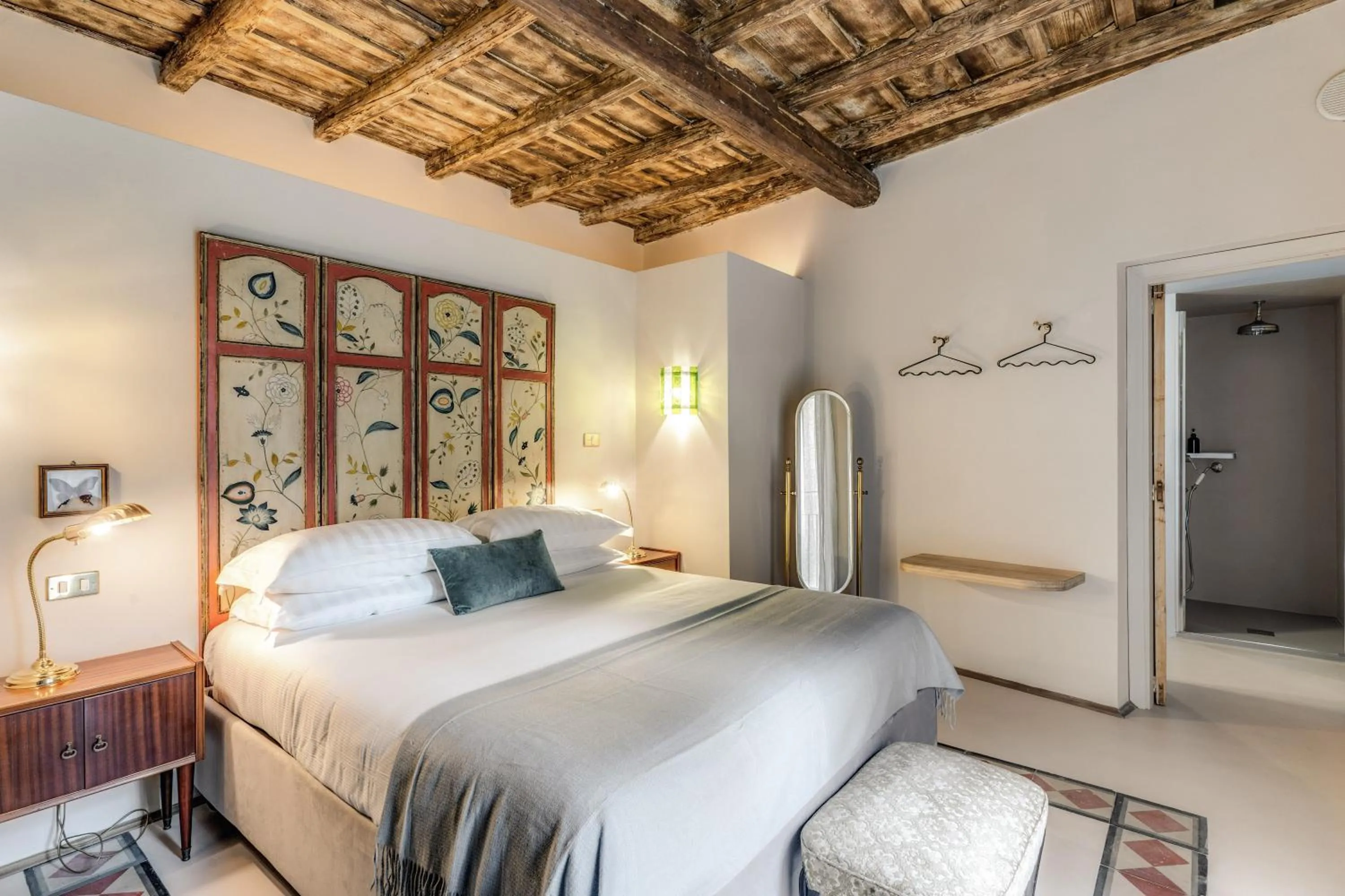 Shower, Bed in Residenza Brama - Art ApartHotel