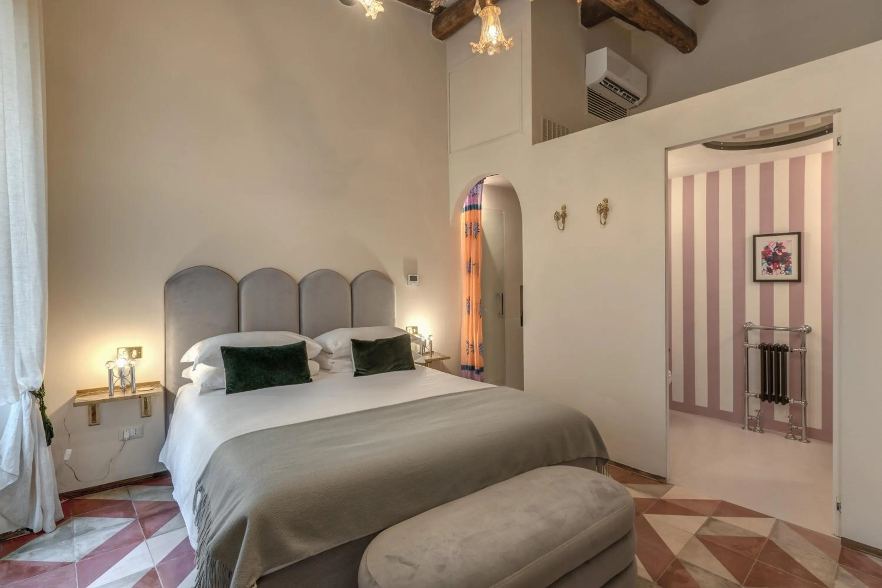 Shower, Bed in Residenza Brama - Art ApartHotel