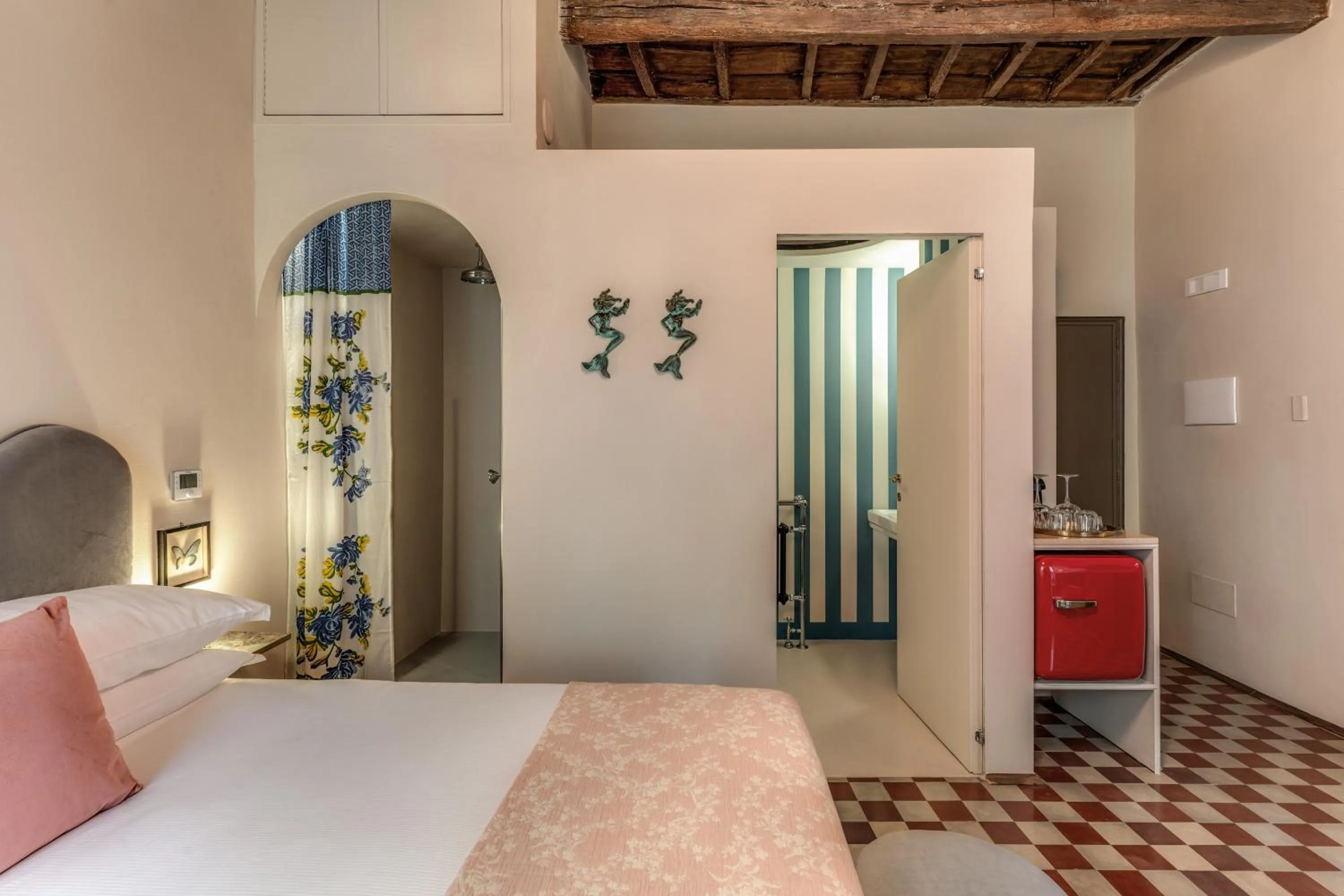 Shower, Bed in Residenza Brama - Art ApartHotel