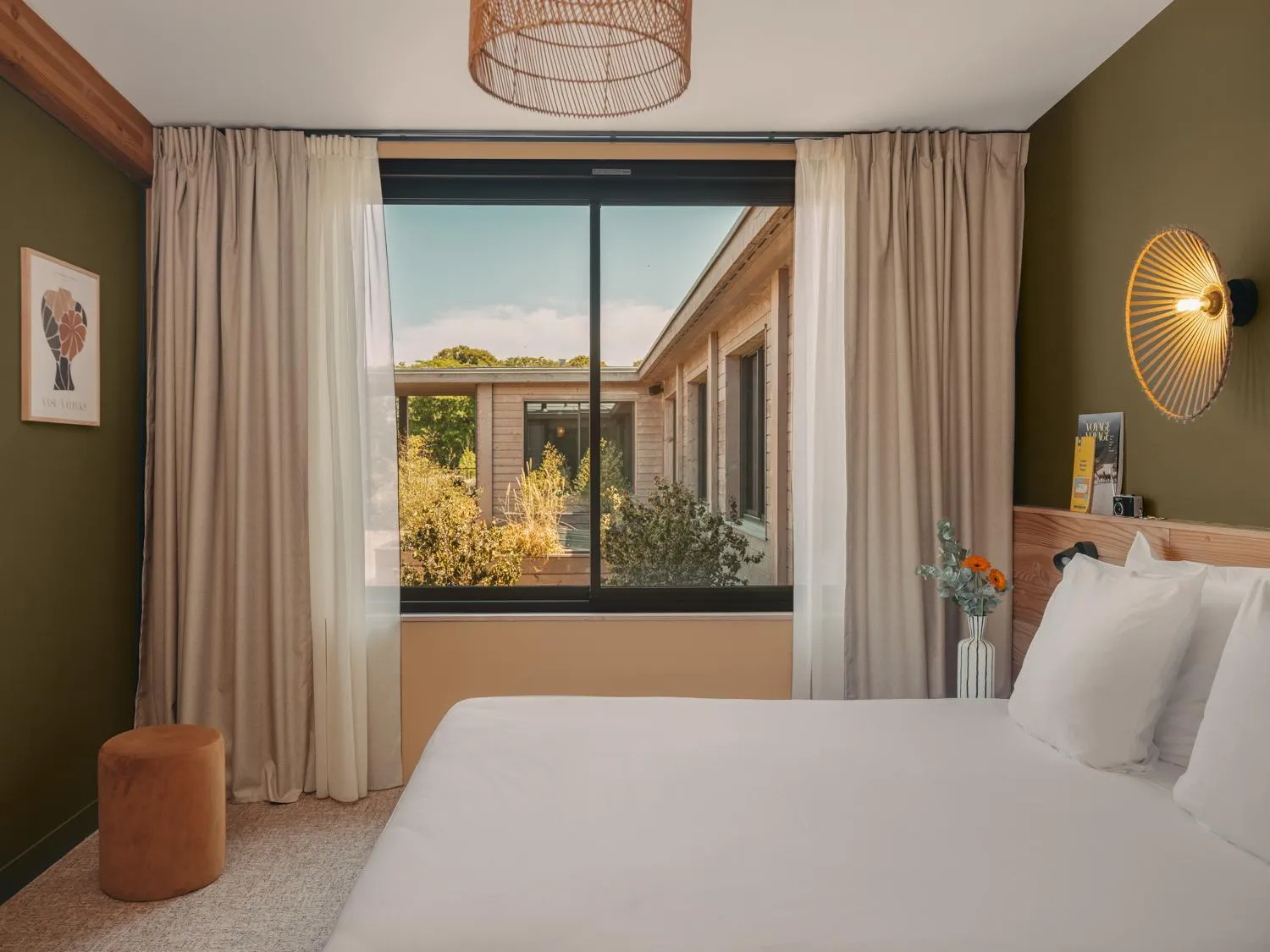 Photo of the whole room, Bed in Hôtel le Bout du Parc de Versailles