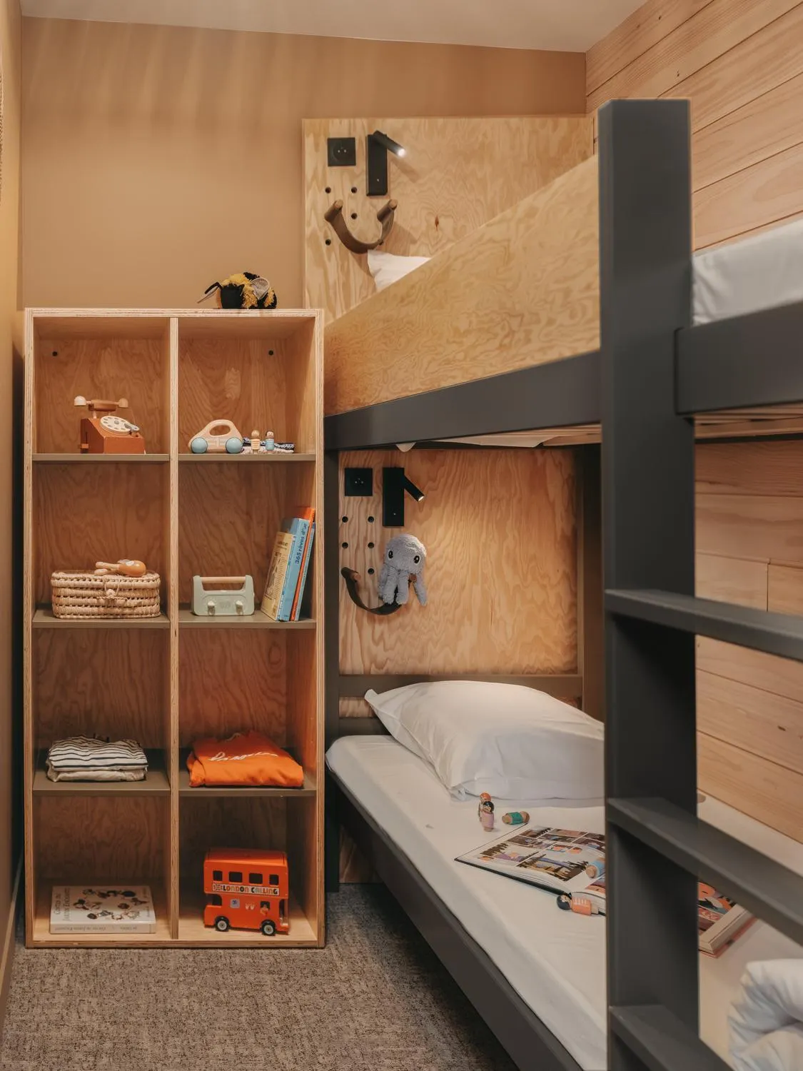 Bed in Hôtel le Bout du Parc de Versailles