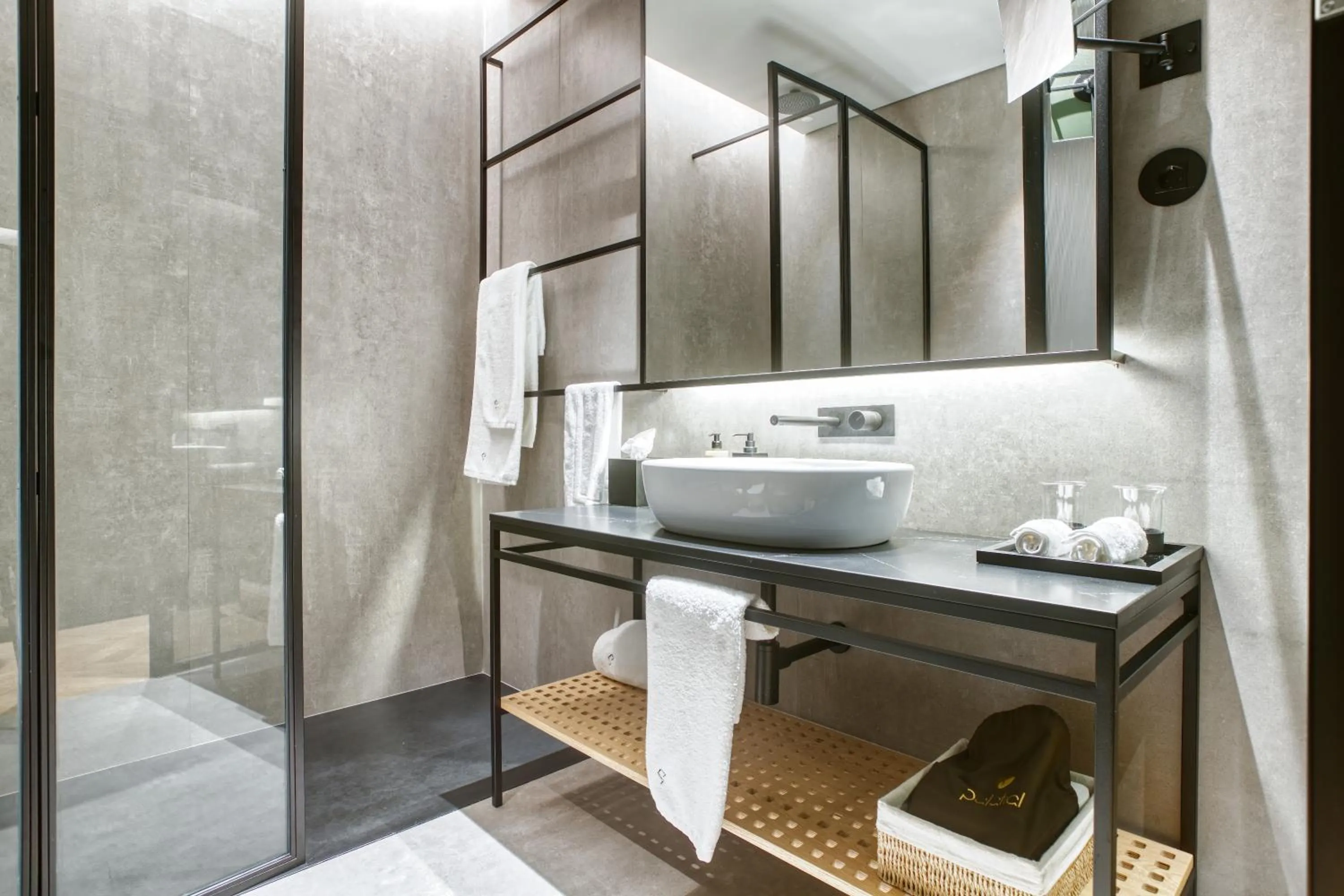 Shower in Palatial Suites