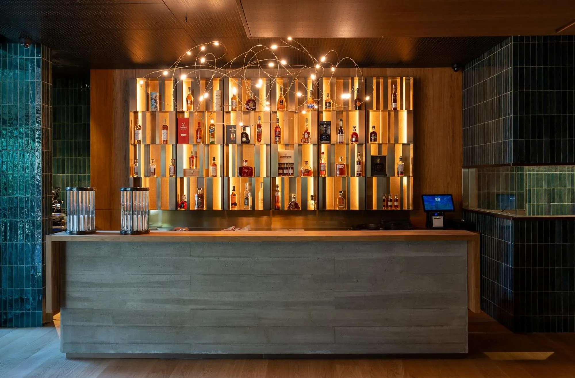 Restaurant/places to eat in Palatial Suites