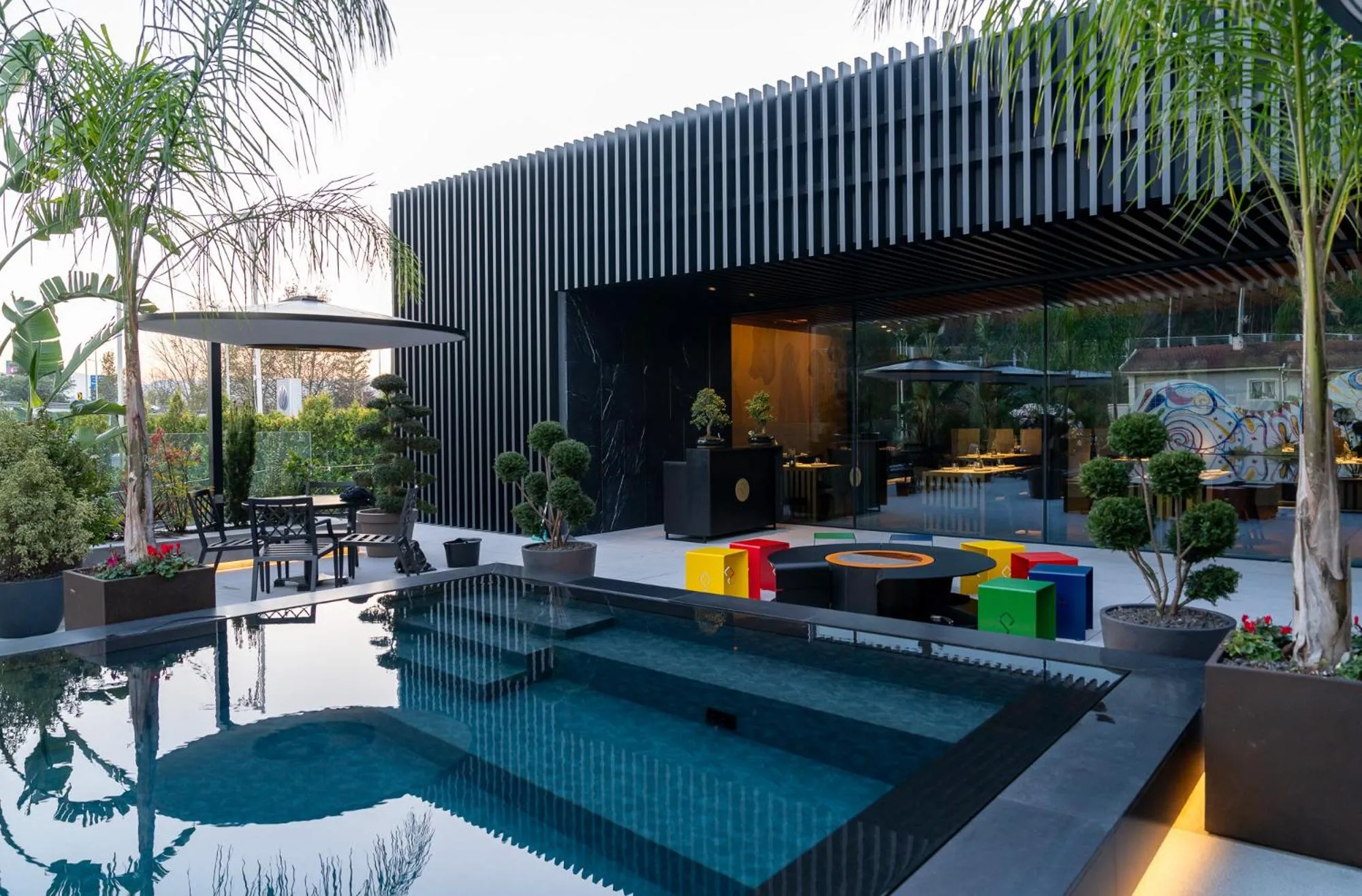 Restaurant/places to eat in Palatial Suites