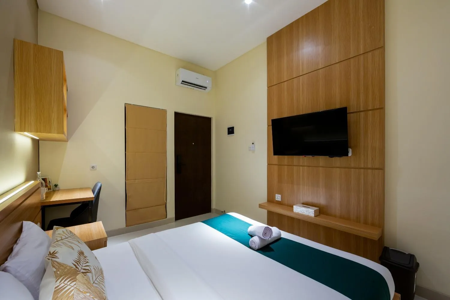 Photo of the whole room, Bed in Cove Tripuri House Bali