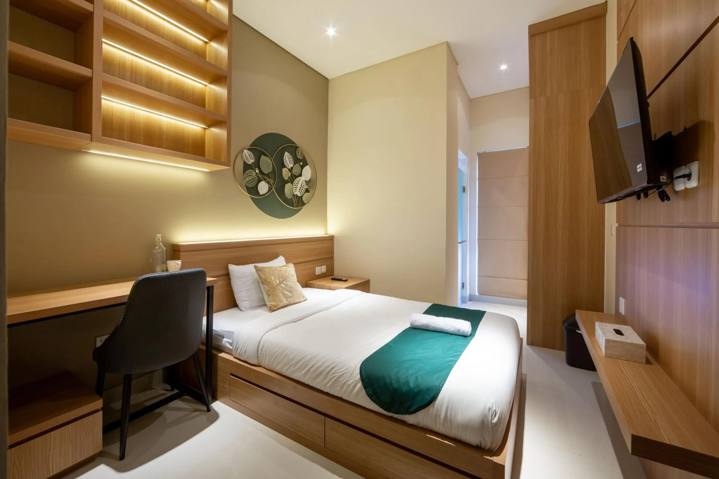 Photo of the whole room, Bed in Cove Tripuri House Bali