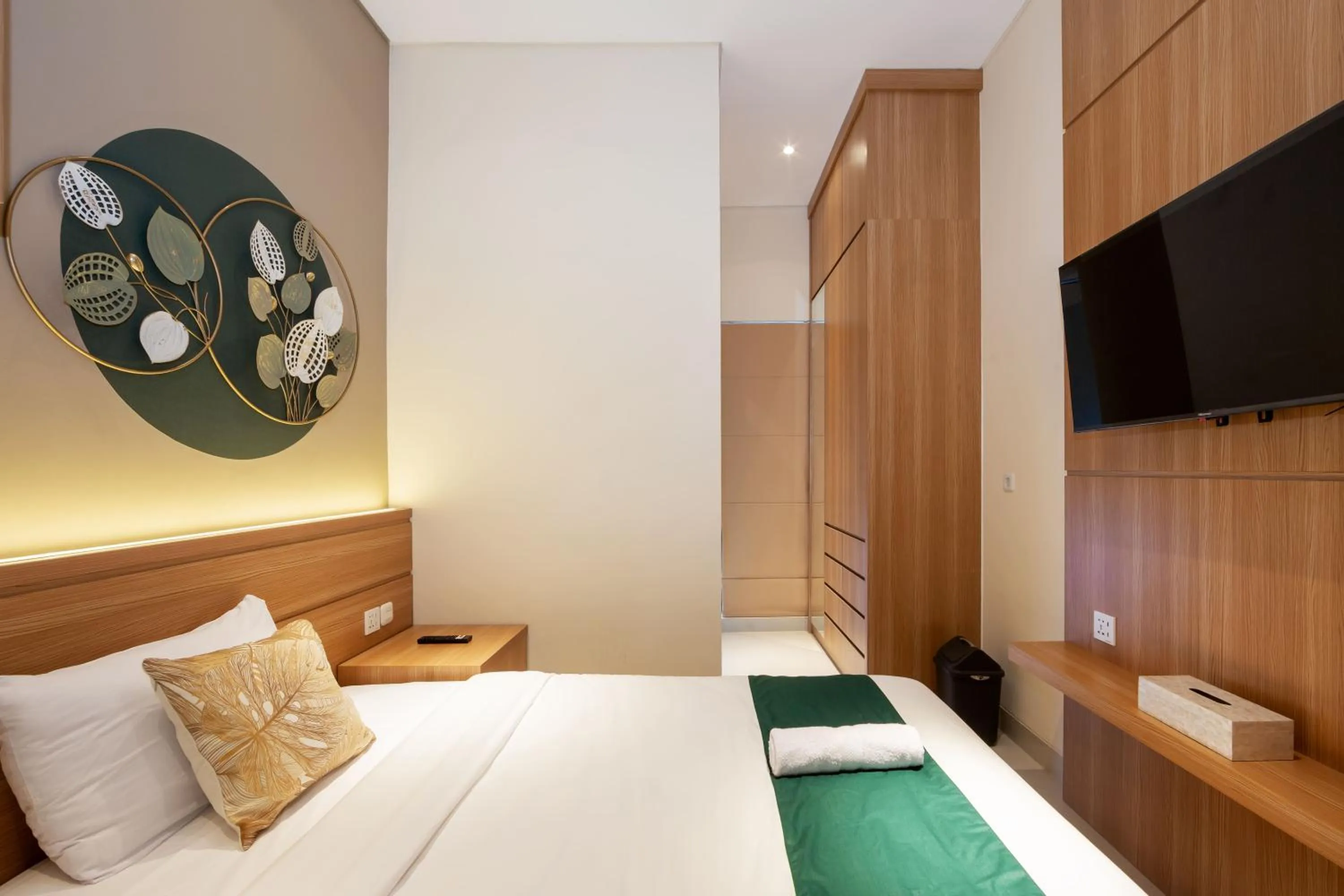 Photo of the whole room, Bed in Cove Tripuri House Bali