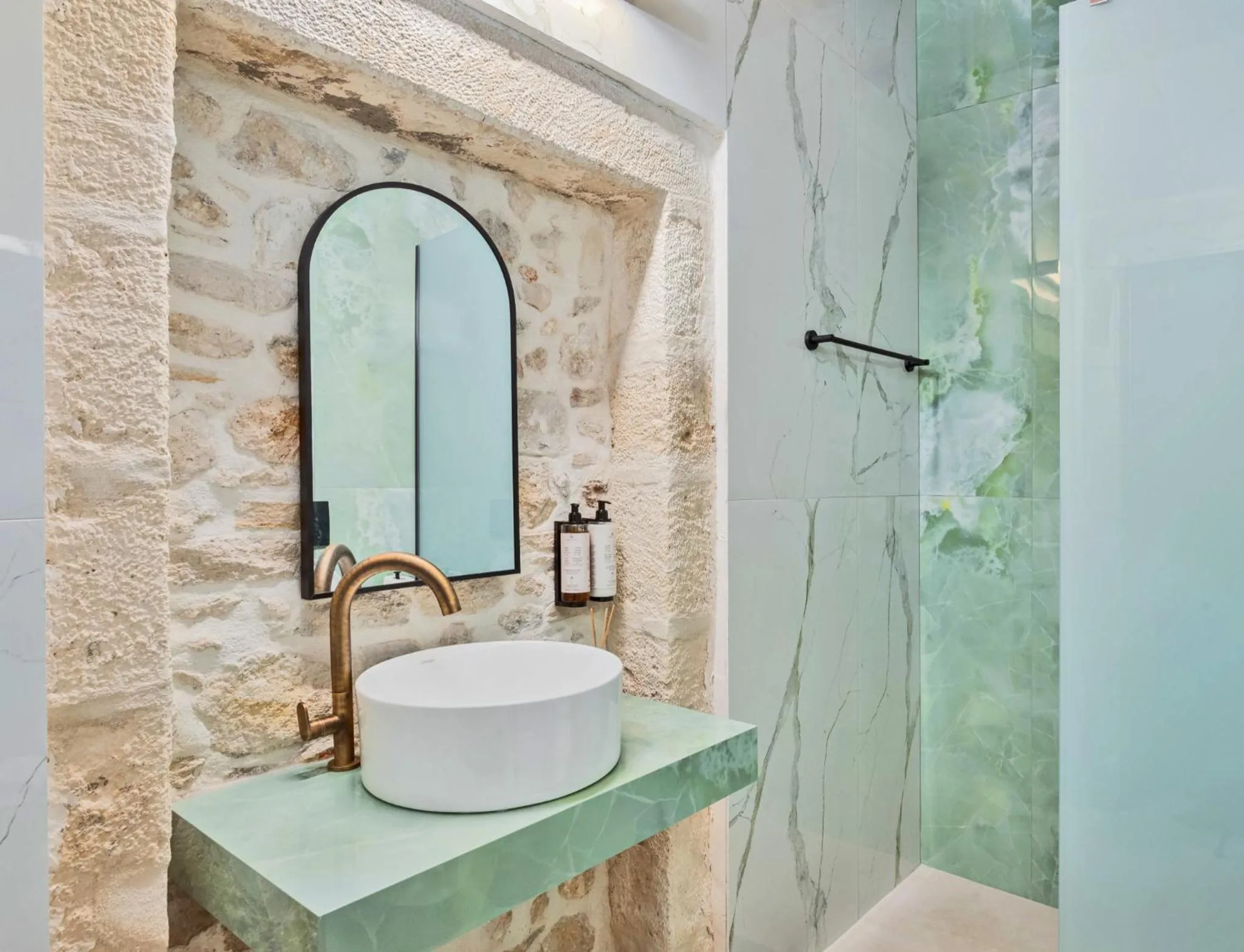 Shower in Mansio Boutique Hotel