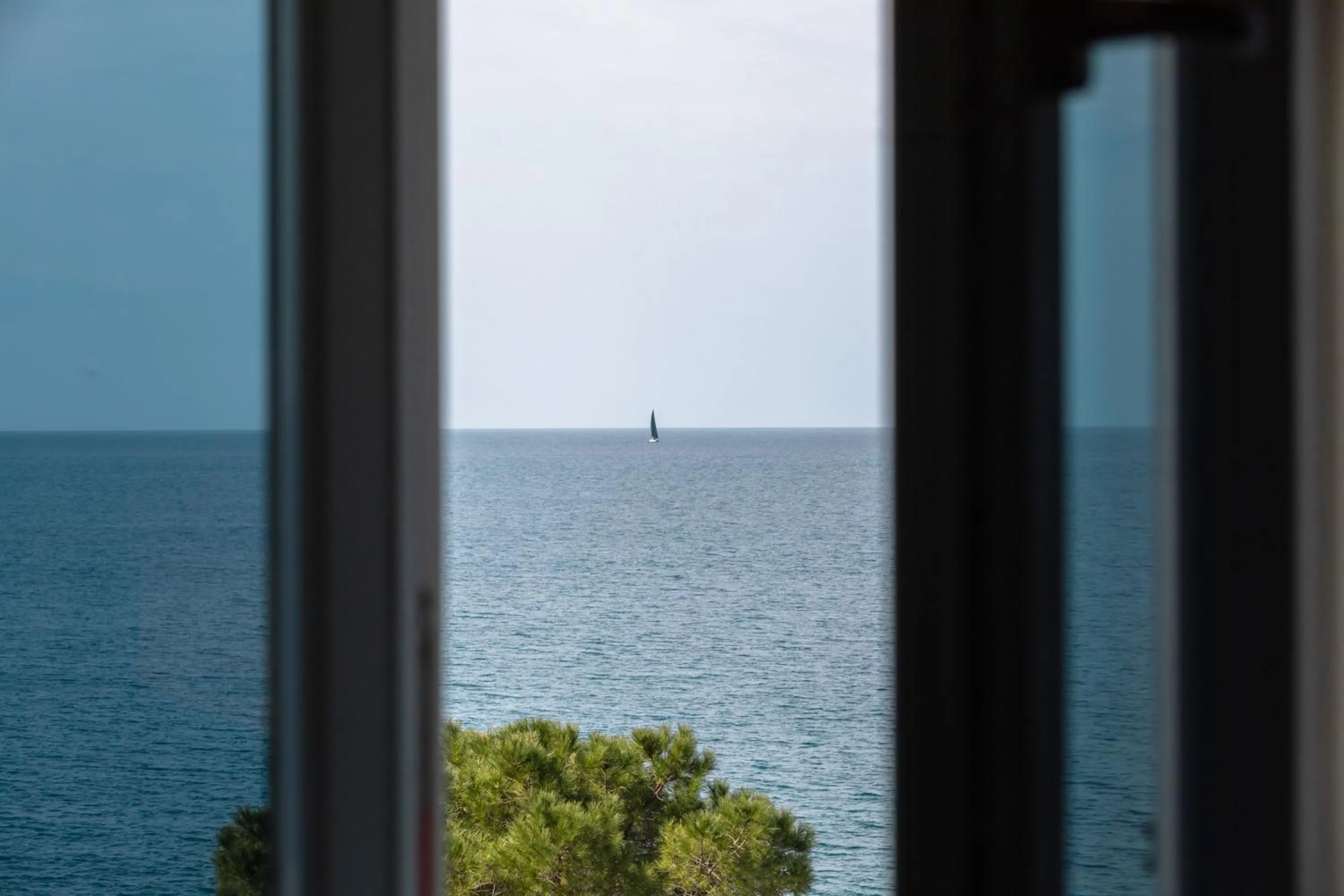 Deluxe King Studio with Sea View in Blue Pearl Elite Apartments