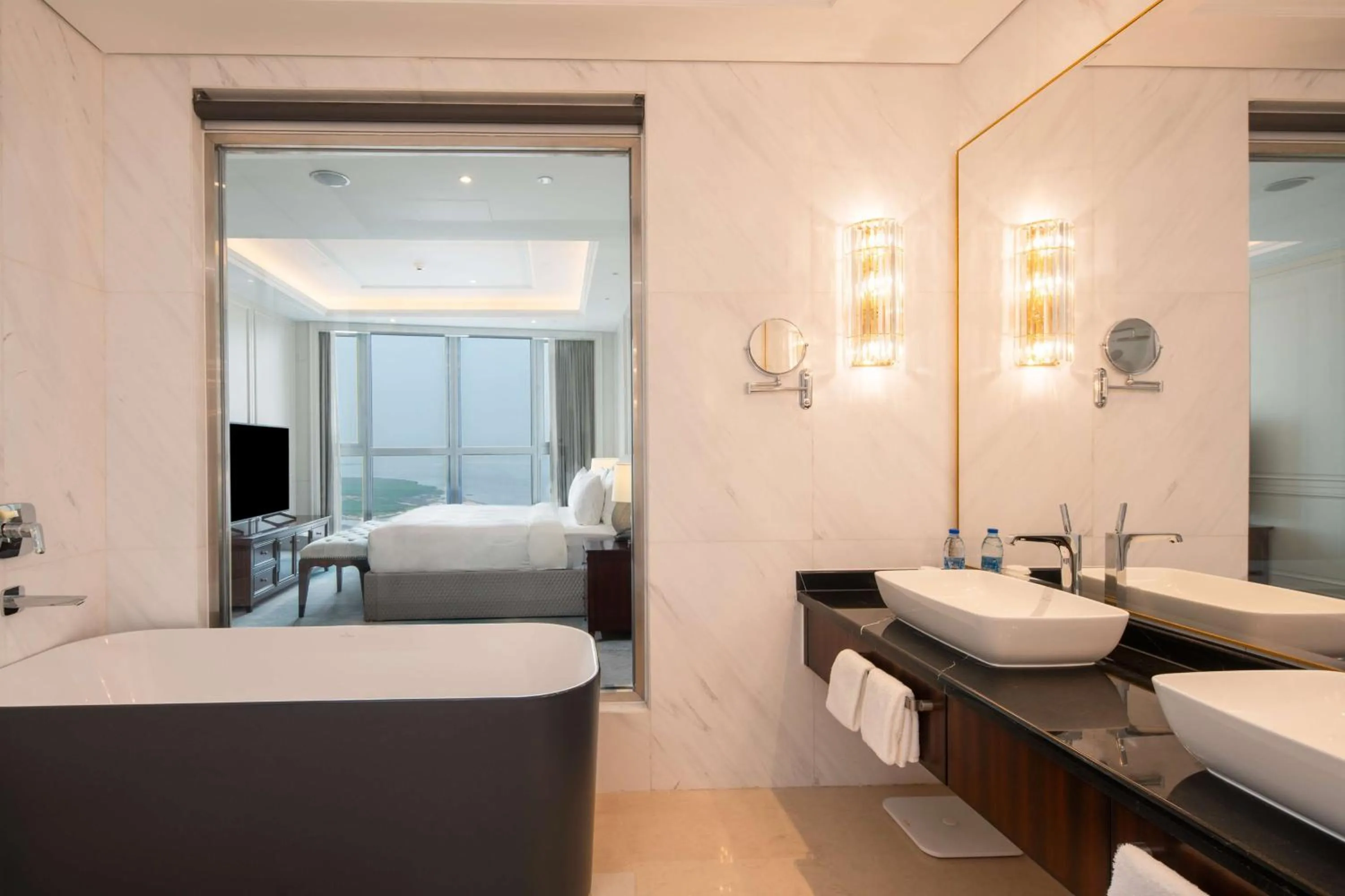 Bathroom, Bed in Hilton Brazzaville Les Tours Jumelles Hotel & Residences