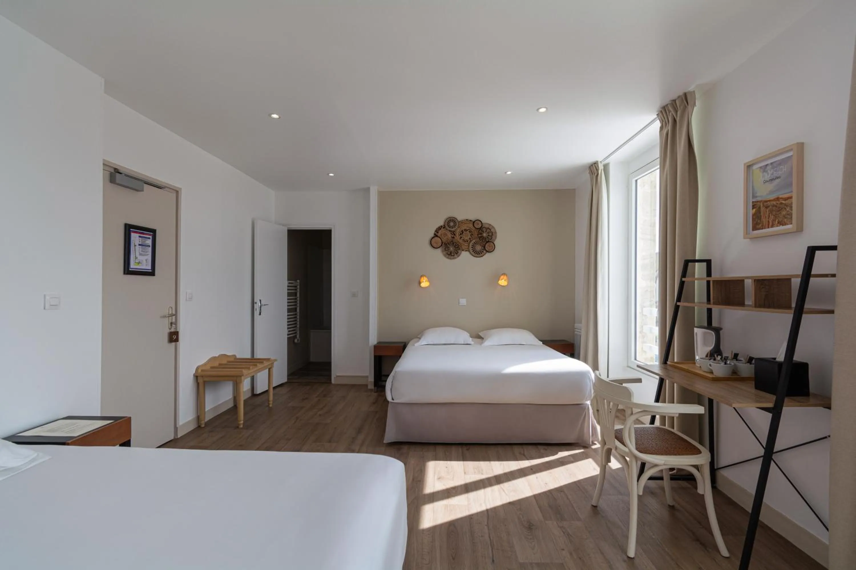 Photo of the whole room, Bed in Hôtel De La Plage