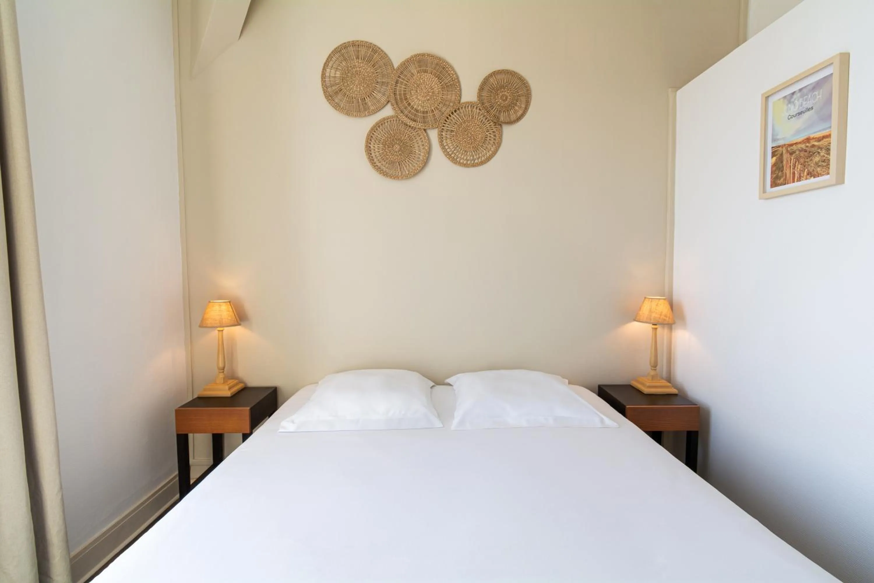 Bedroom, Bed in Hôtel De La Plage