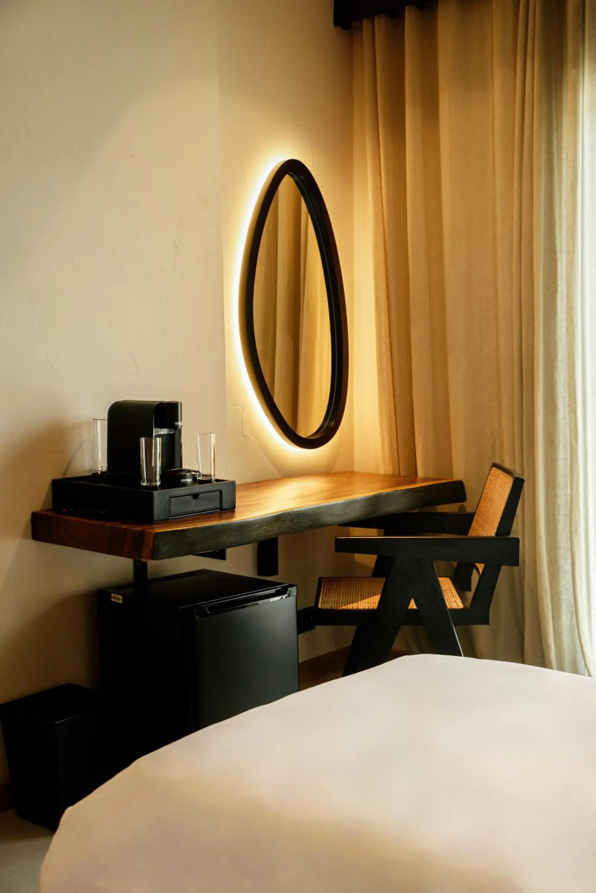 hair dresser, Bed in Hotel 1920