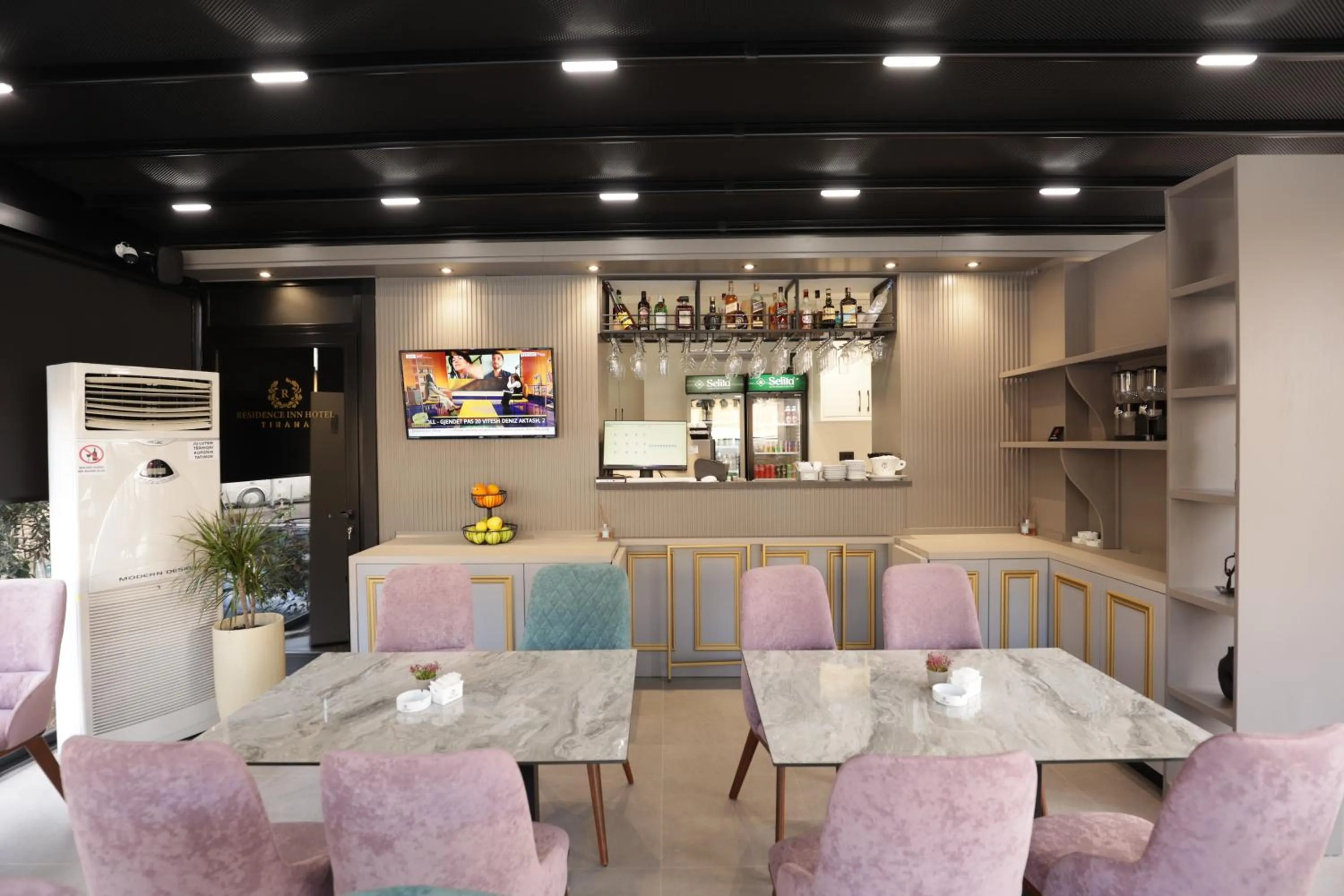 Restaurant/places to eat in Residence Inn Hotel