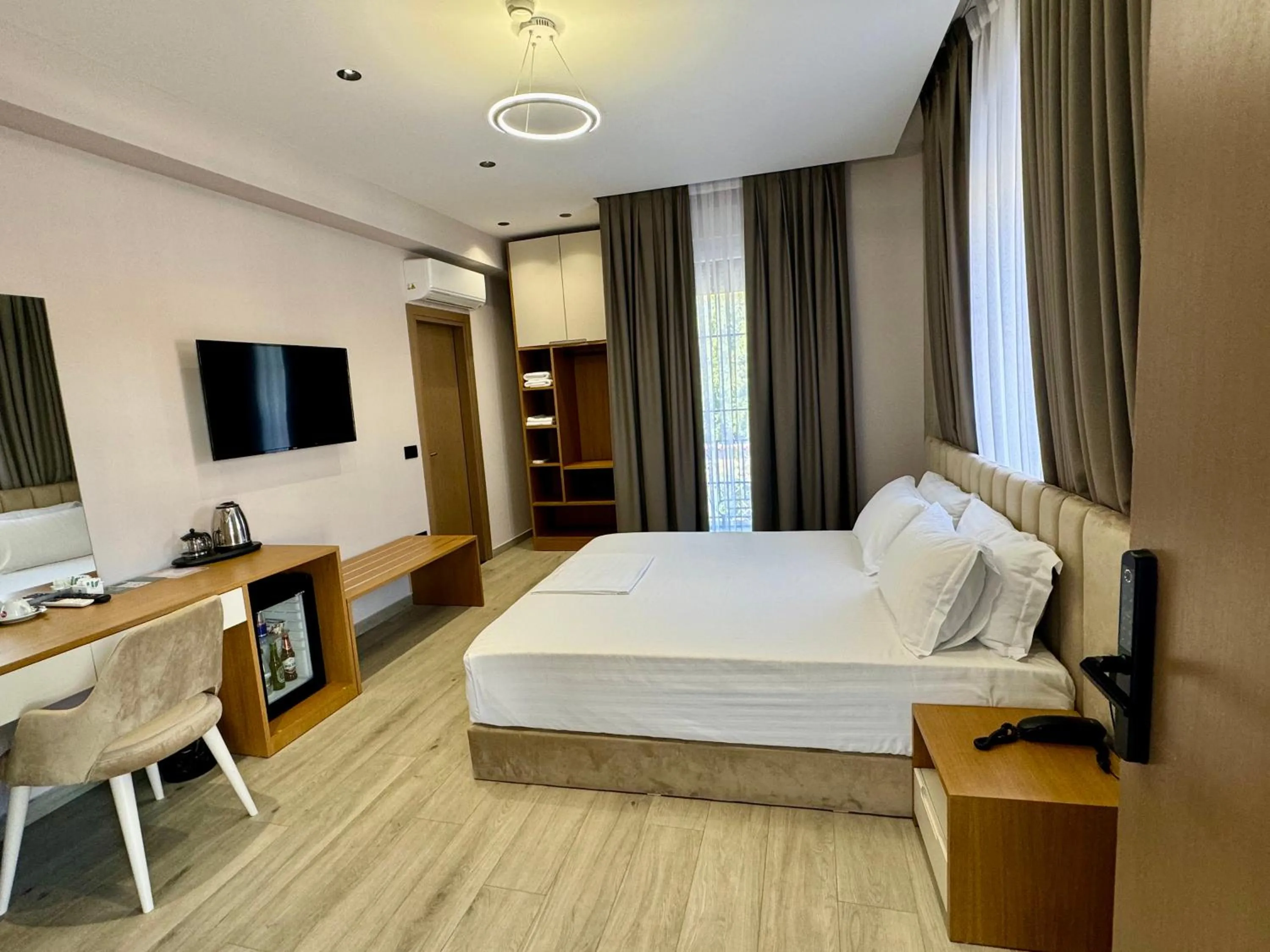 Communal lounge/ TV room, Bed in Residence Inn Hotel