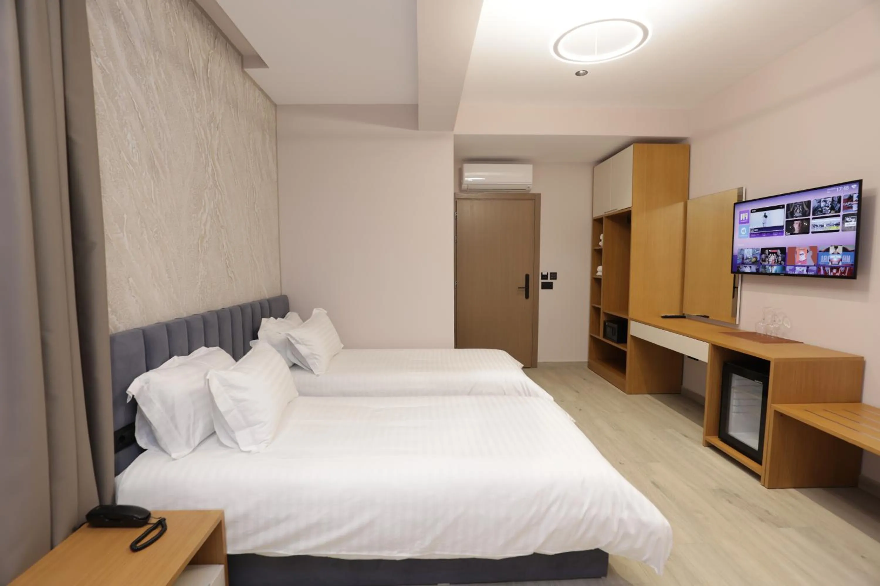 Communal lounge/ TV room, Bed in Residence Inn Hotel